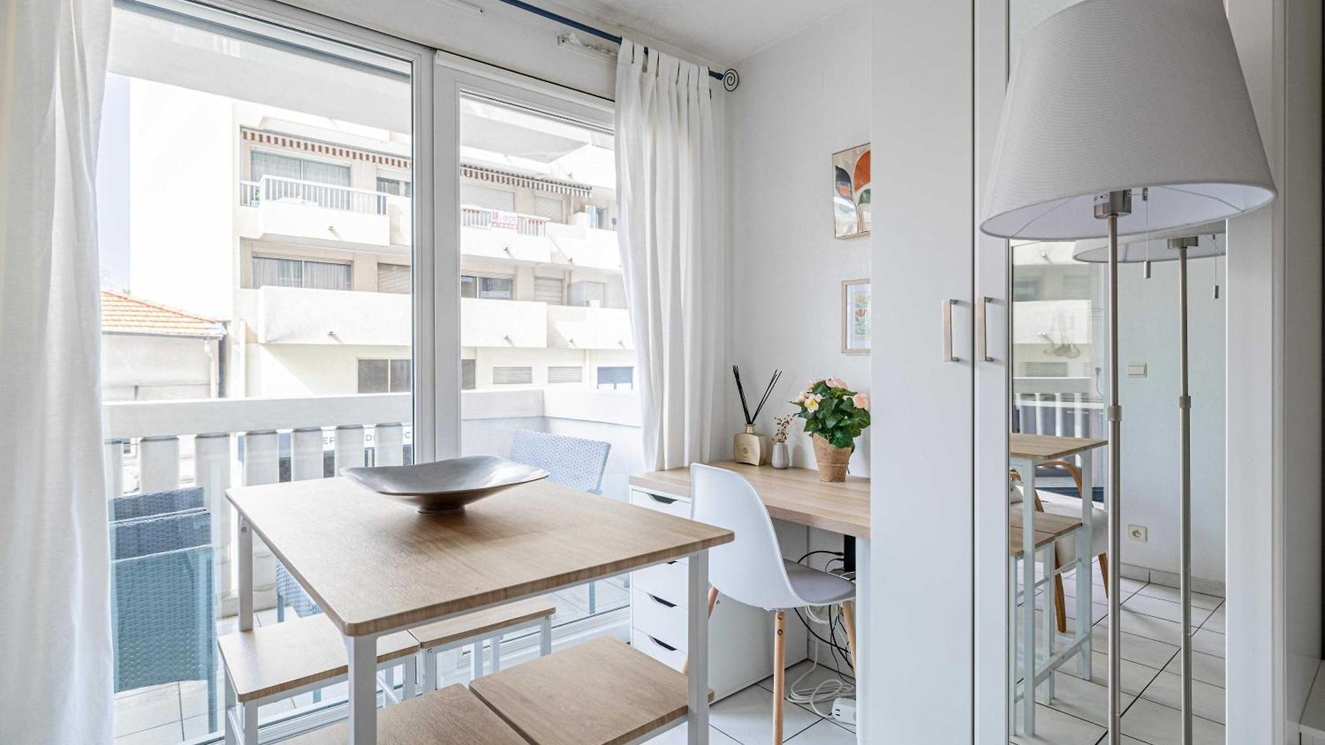 Charming With Pool & Balcony -heart Of Appartement *