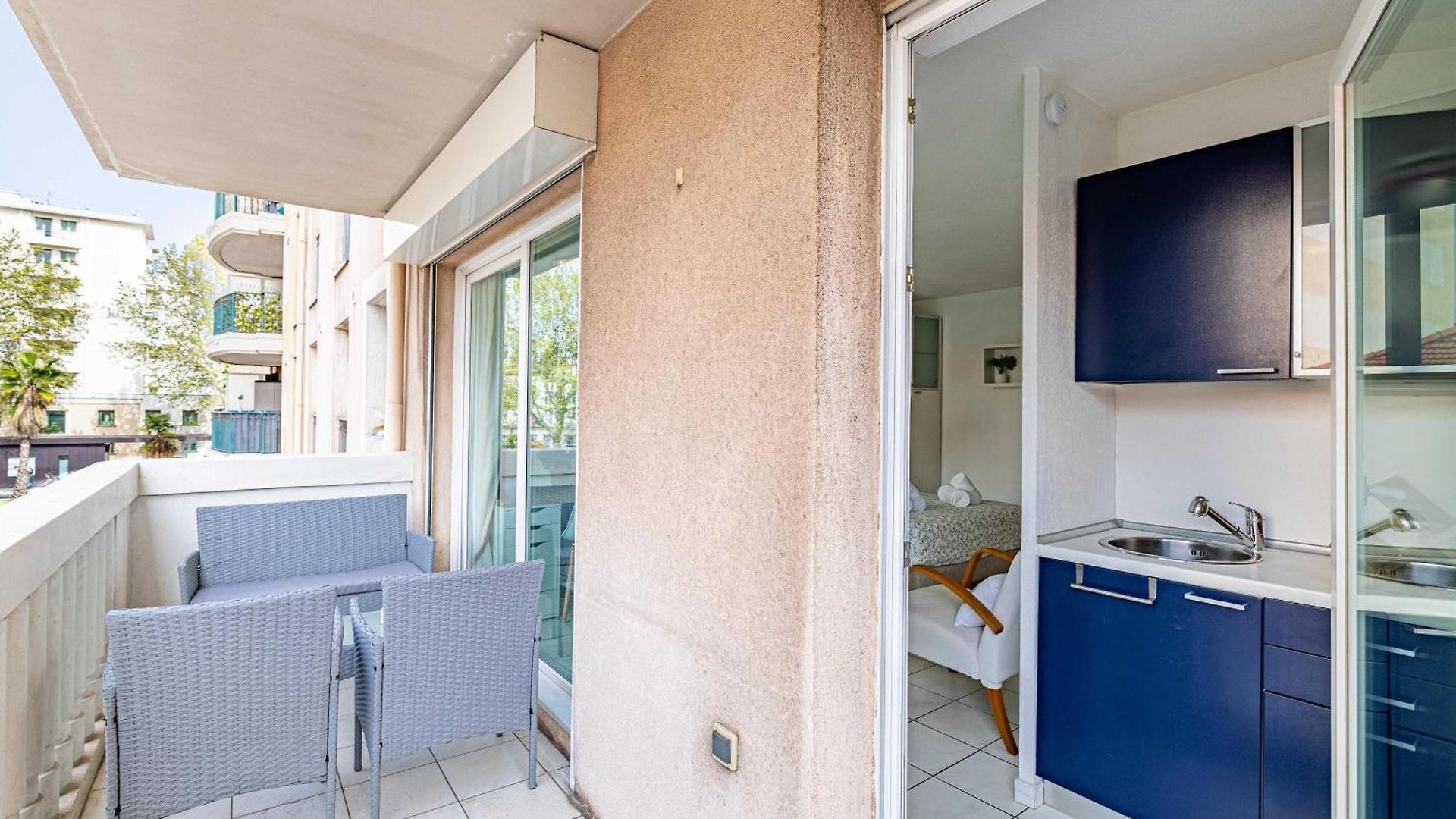 Charming With Pool & Balcony -heart Of Appartement