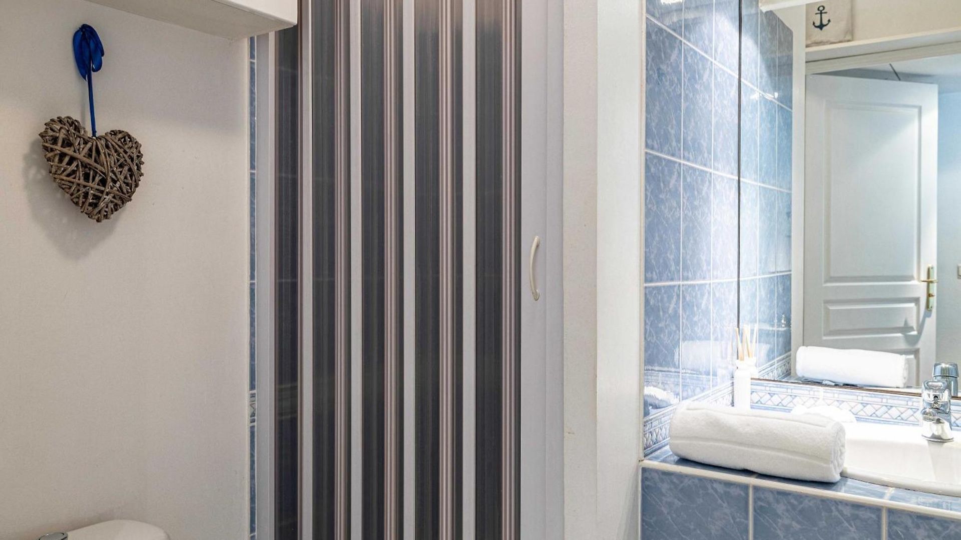 Charming With Pool & Balcony -heart Of Appartement