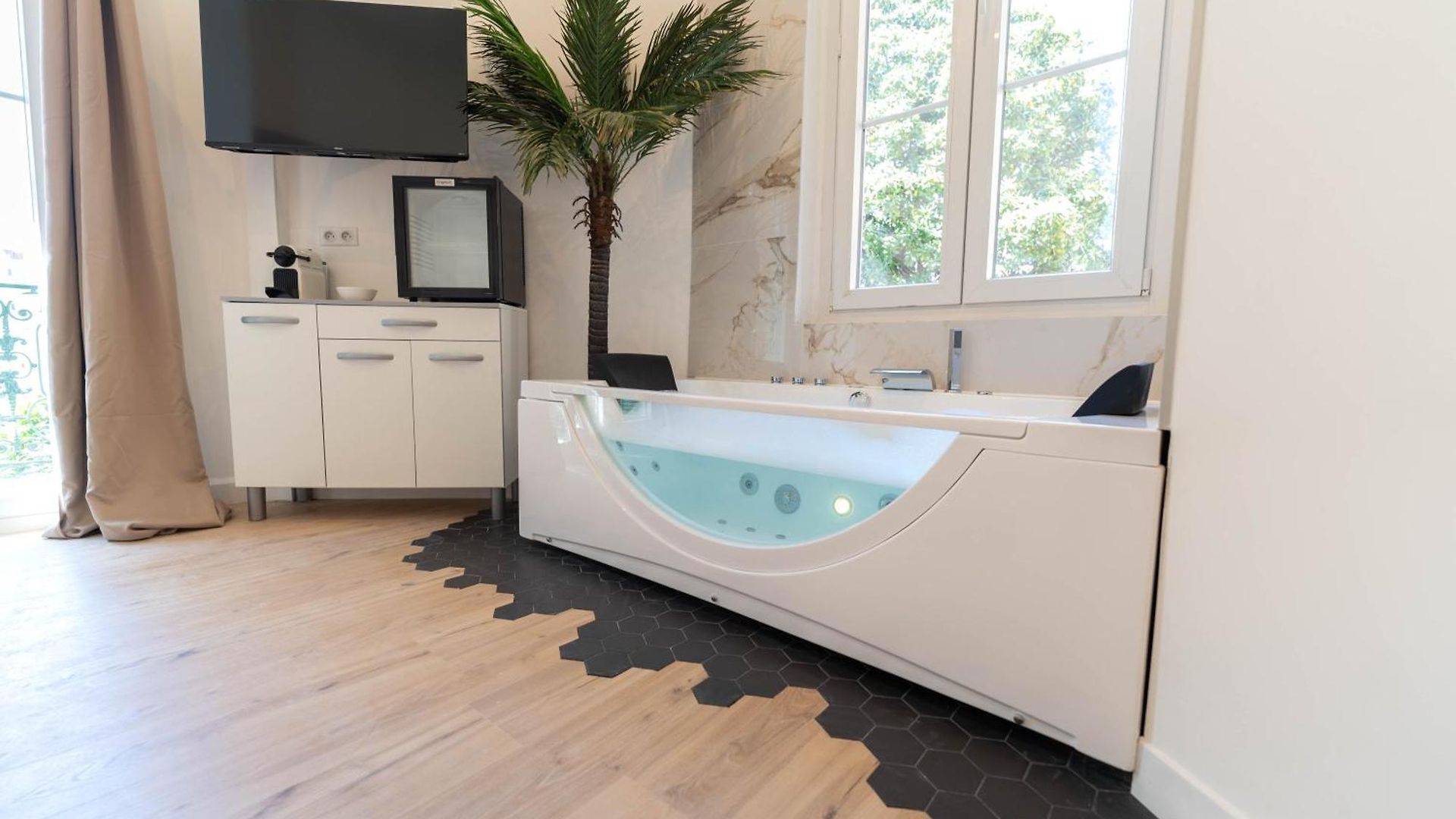 Le Celeste Hotel 3*