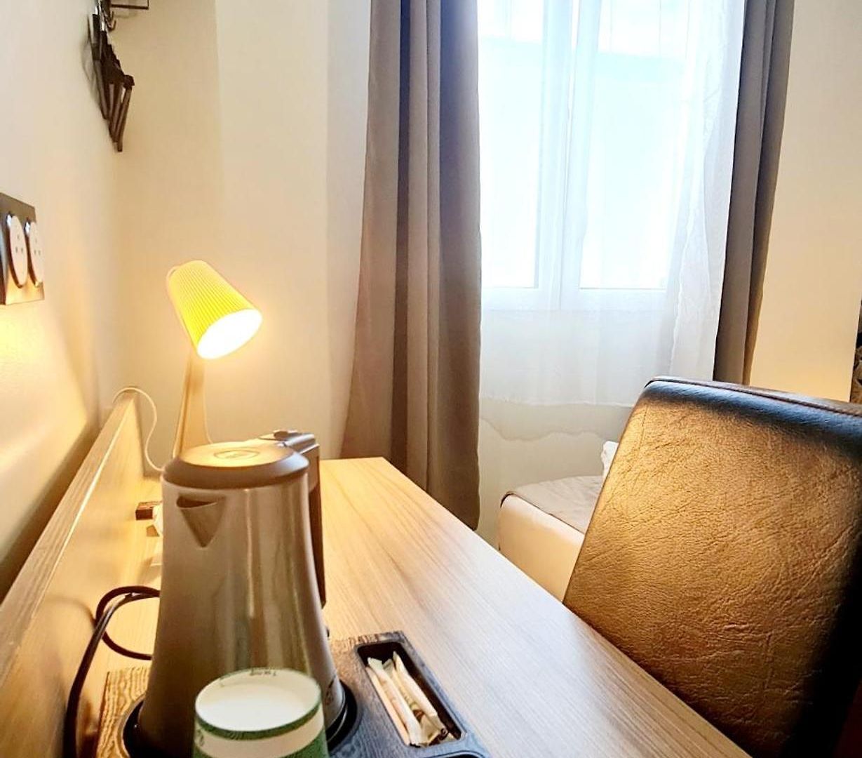 Evelia Hotel *
