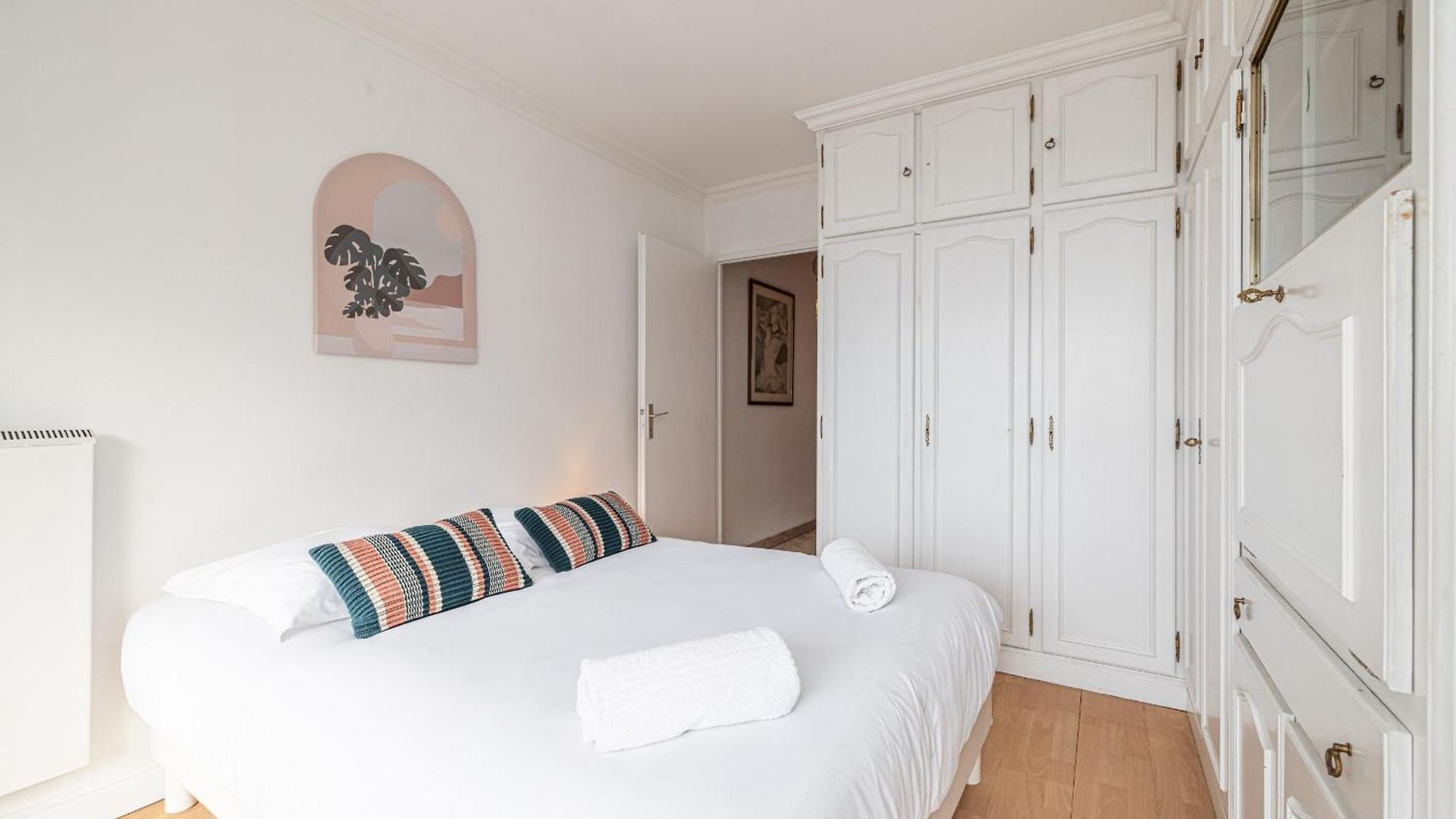 Large 2 Bdr Close To The Balcony & Garage Appartement