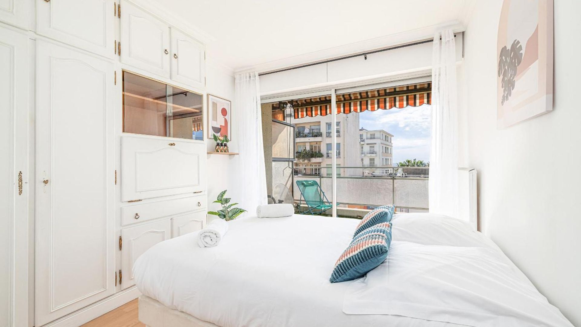 Large 2 Bdr Close To The Balcony & Garage *