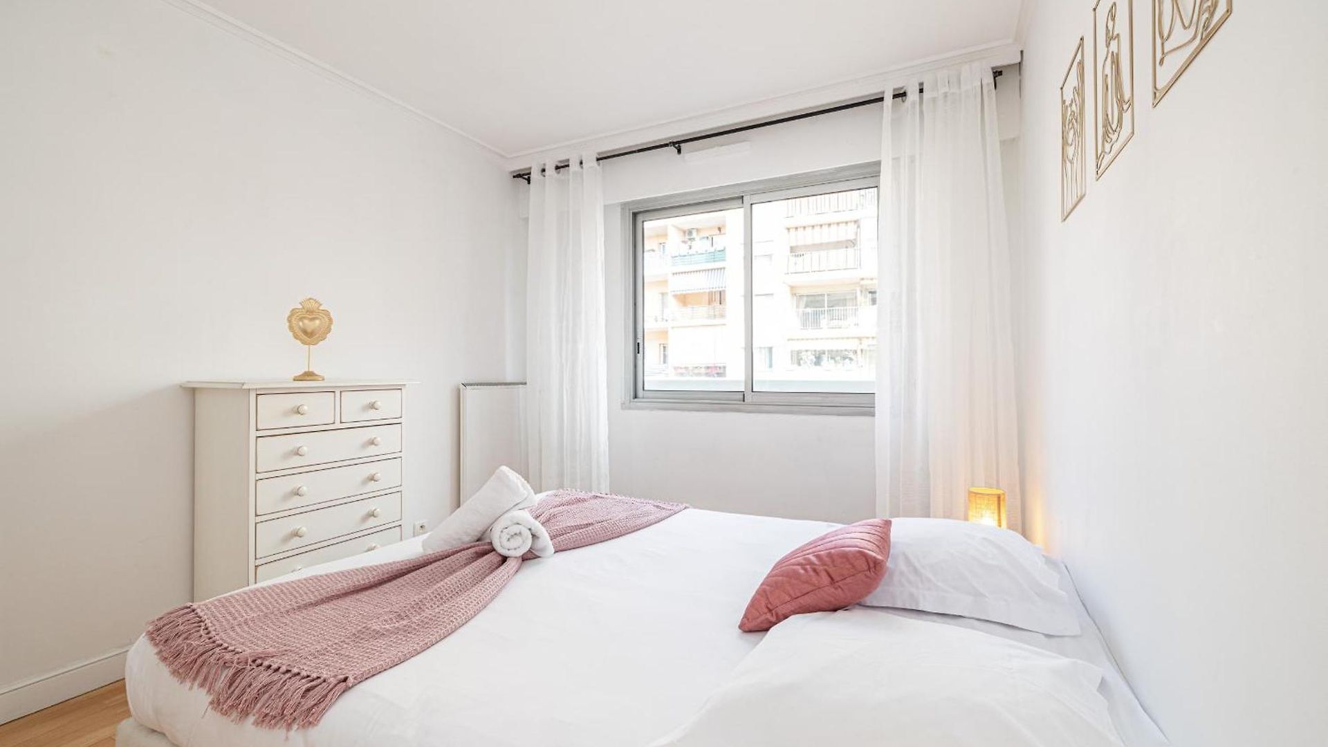 Large 2 Bdr Close To The Balcony & Garage Nice