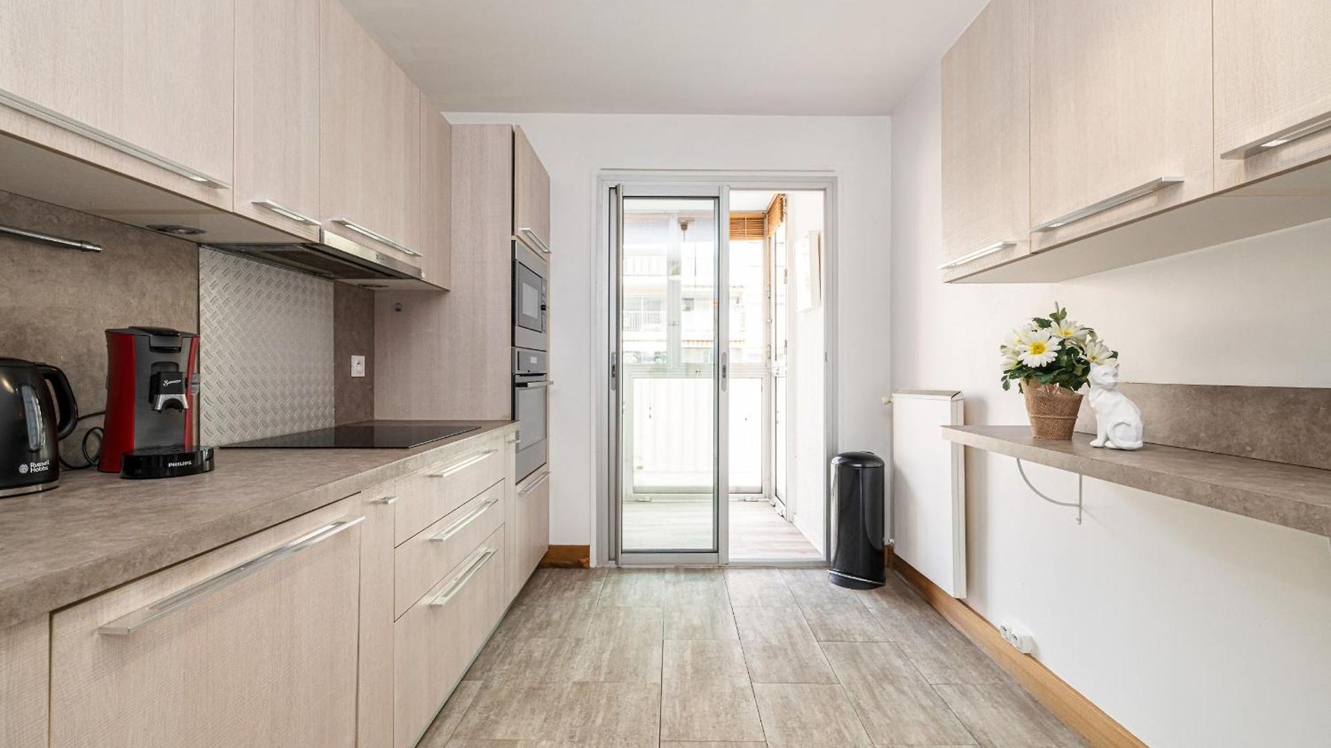 Large 2 Bdr Close To The Balcony & Garage * Nice