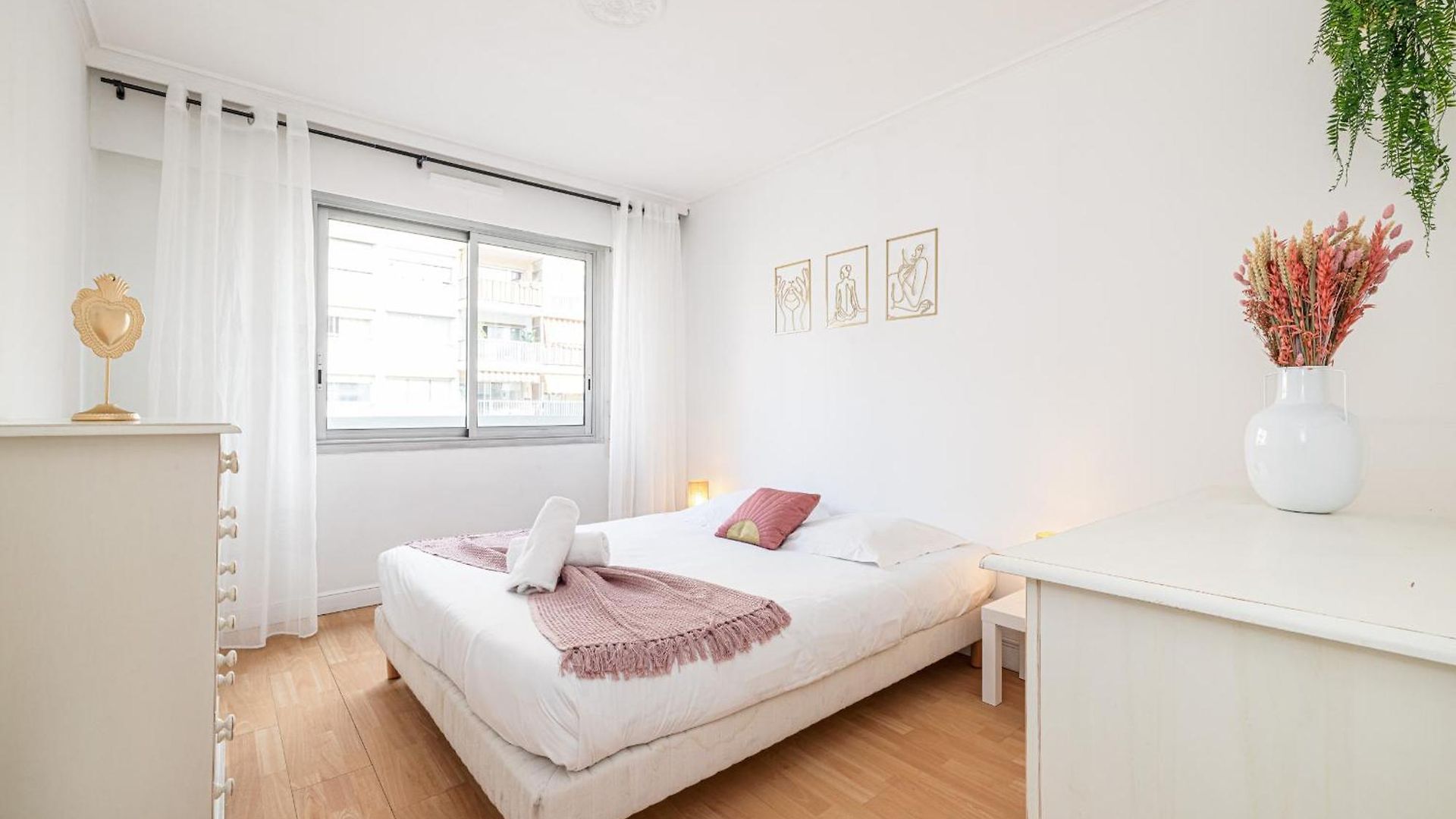 Large 2 Bdr Close To The Balcony & Garage Nice