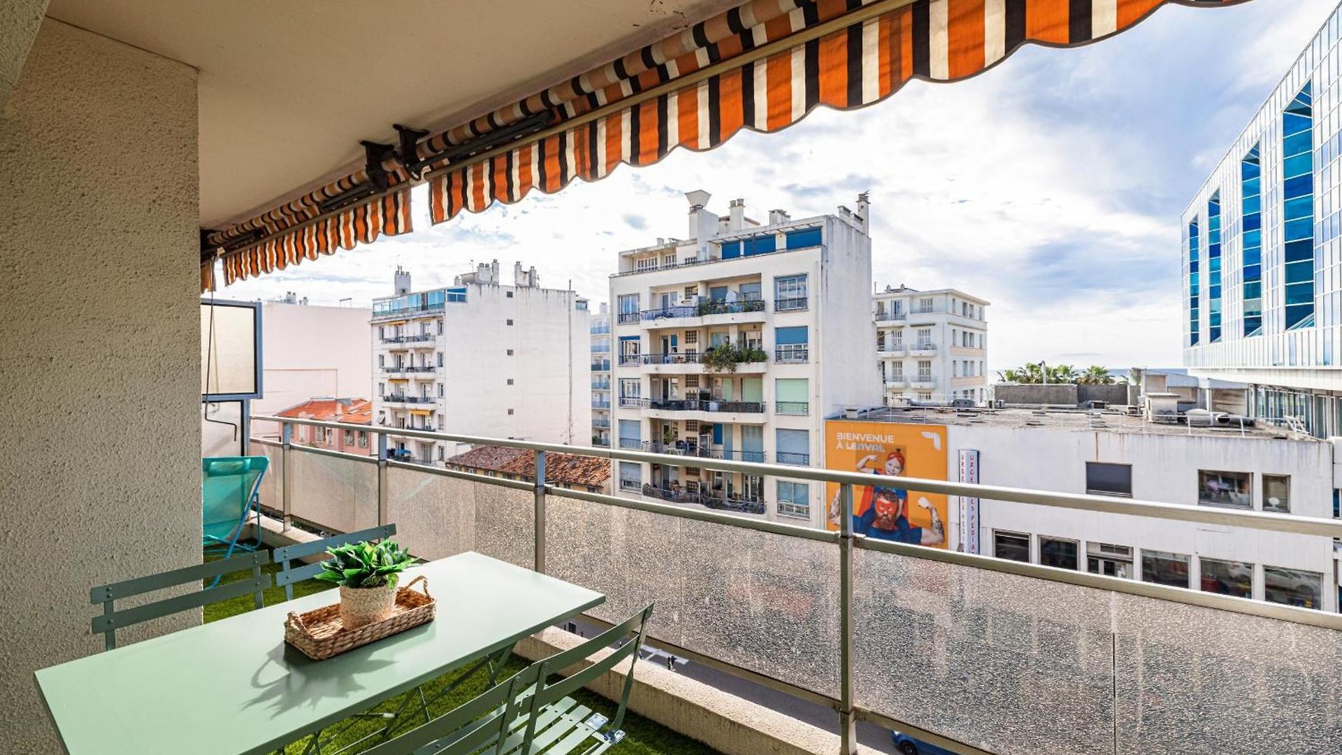 Large 2 Bdr Close To The Balcony & Garage Appartement *