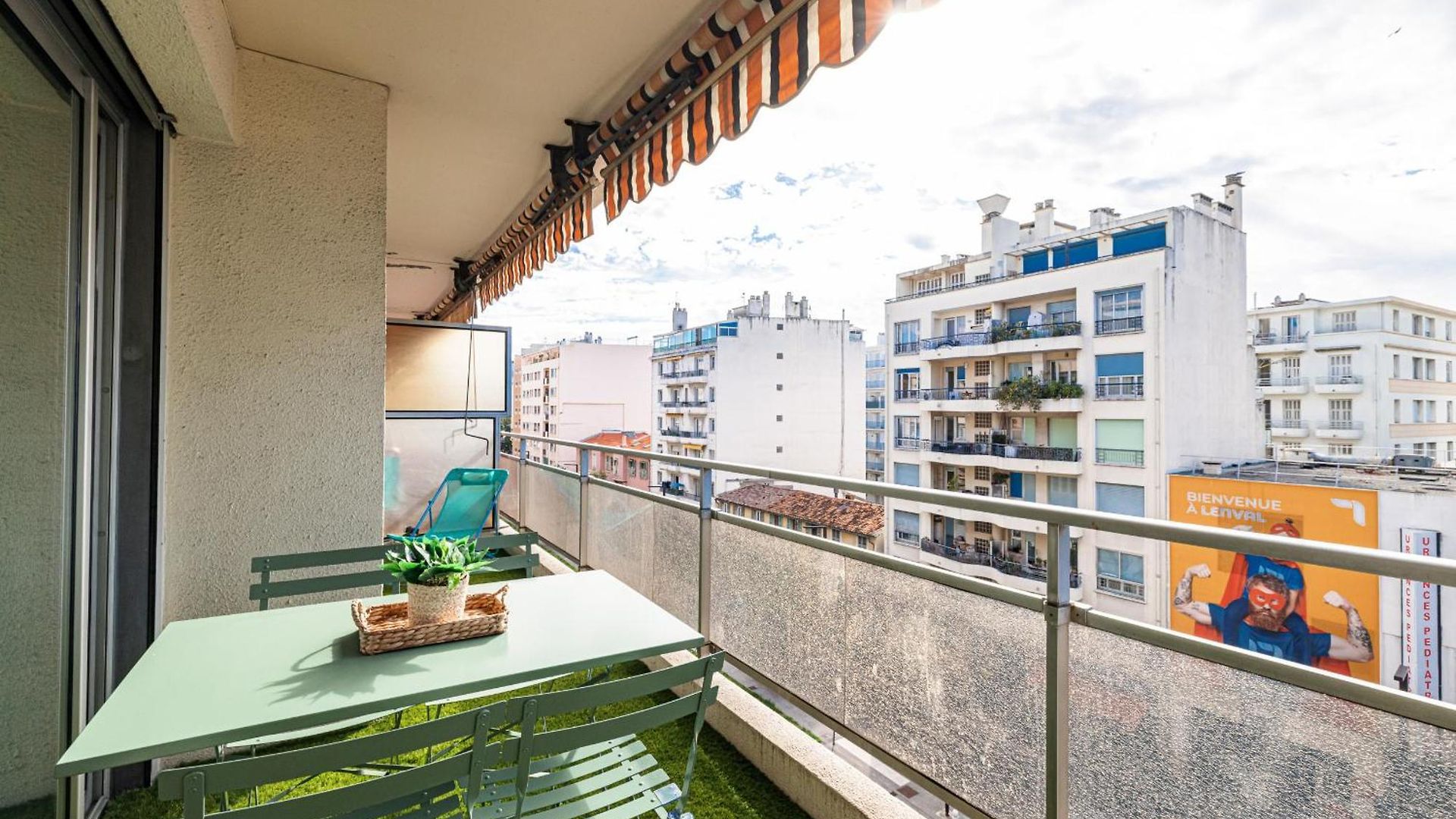Large 2 Bdr Close To The Balcony & Garage