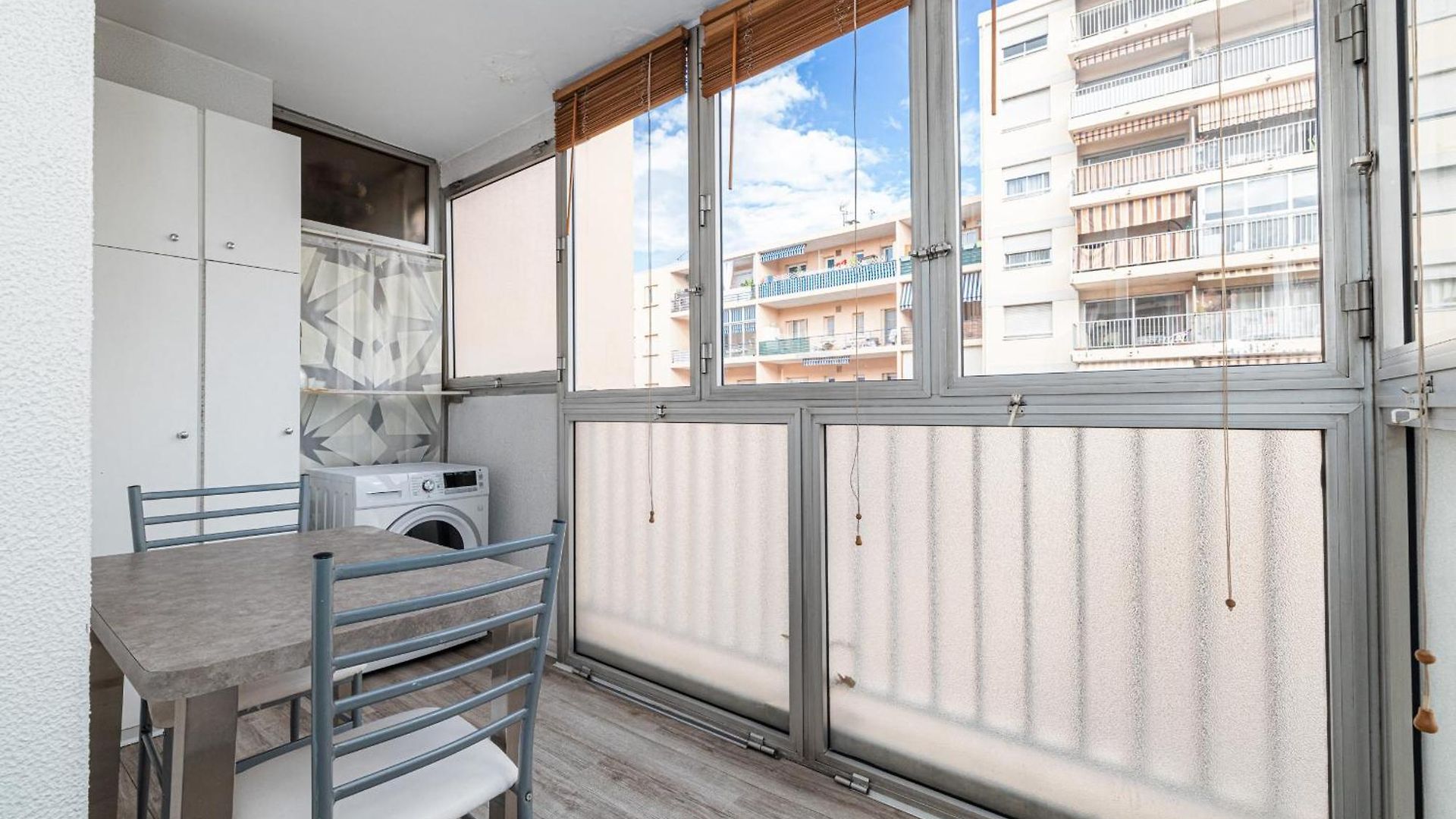 Large 2 Bdr Close To The Balcony & Garage Appartement