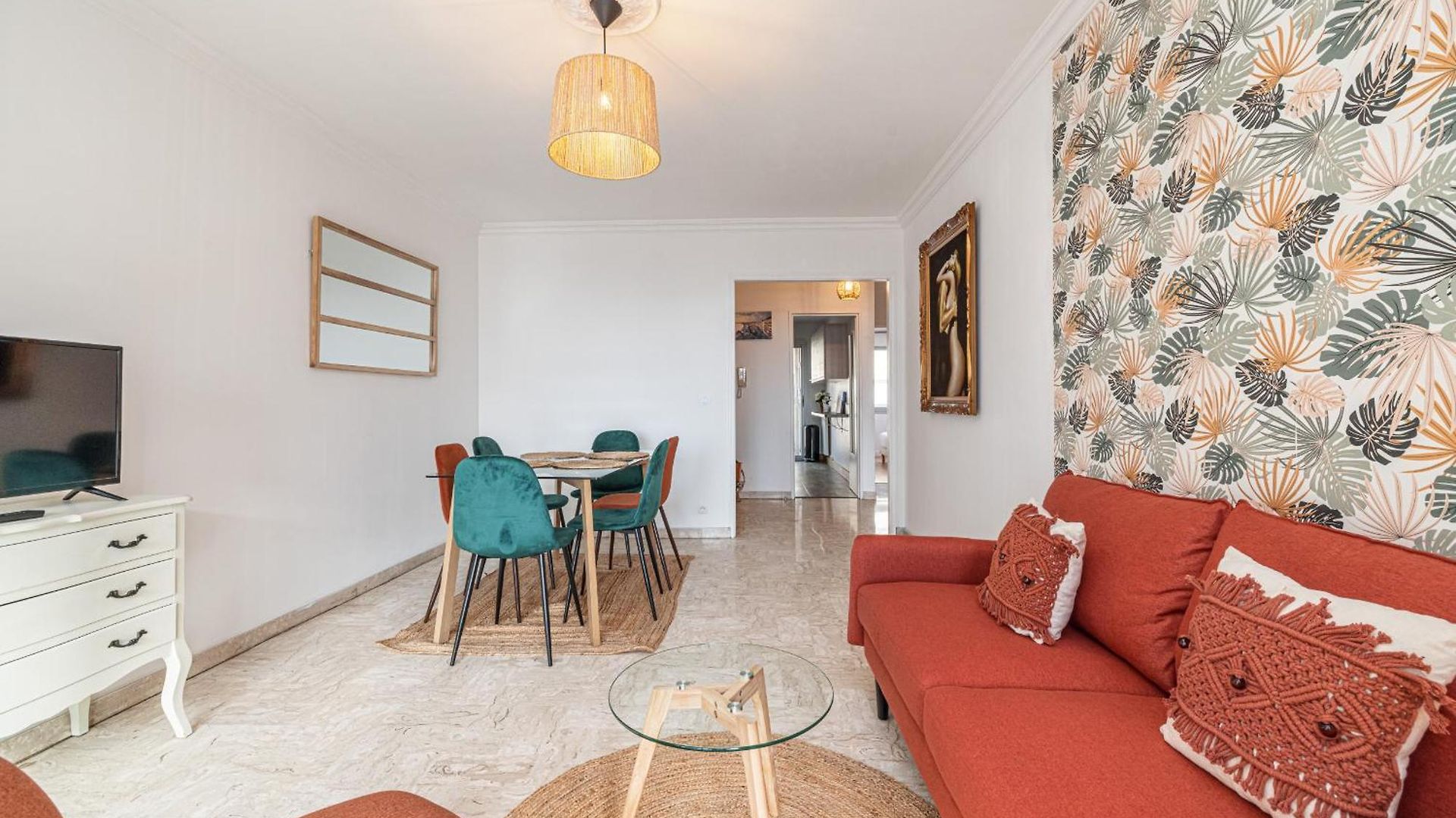 Large 2 Bdr Close To The Balcony & Garage Nice