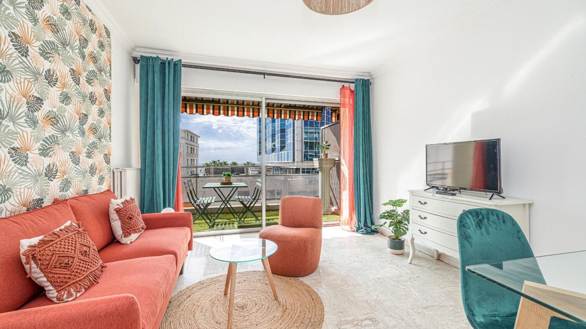 Large 2 Bdr Close To The Balcony & Garage *