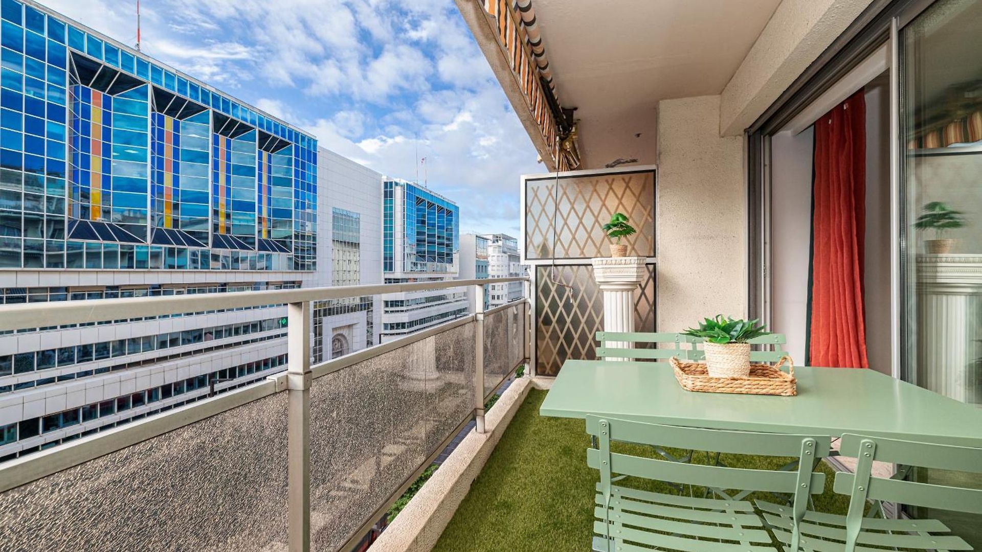 Large 2 Bdr Close To The Balcony & Garage * Nice