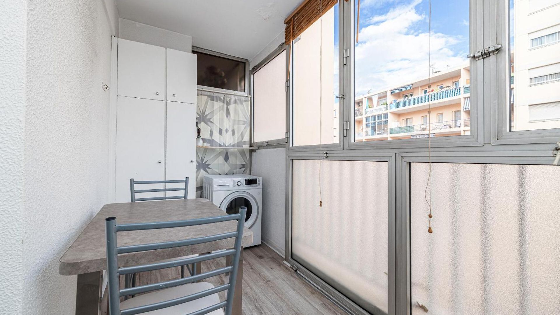 Large 2 Bdr Close To The Balcony & Garage Appartement *