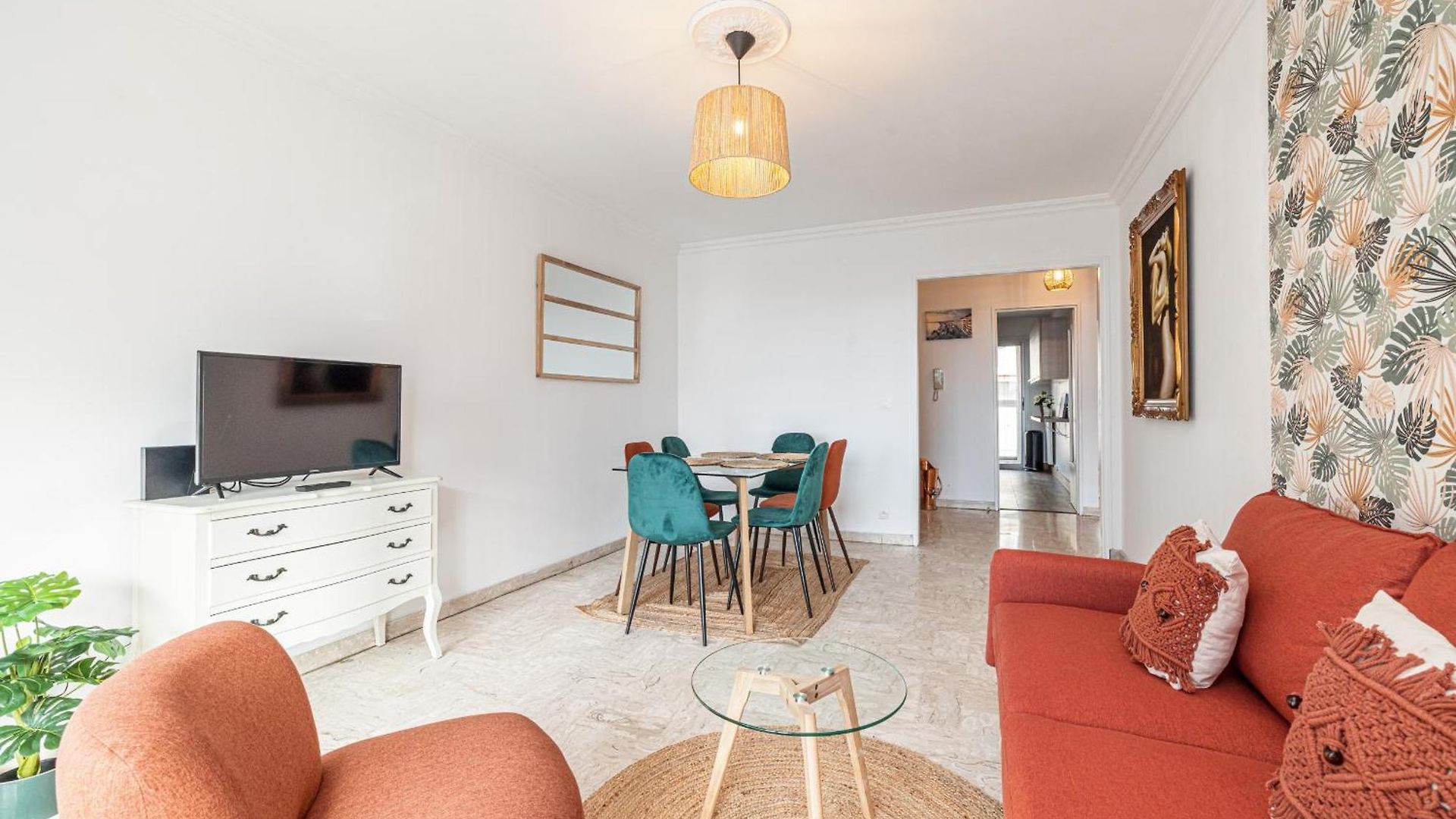 Large 2 Bdr Close To The Balcony & Garage *