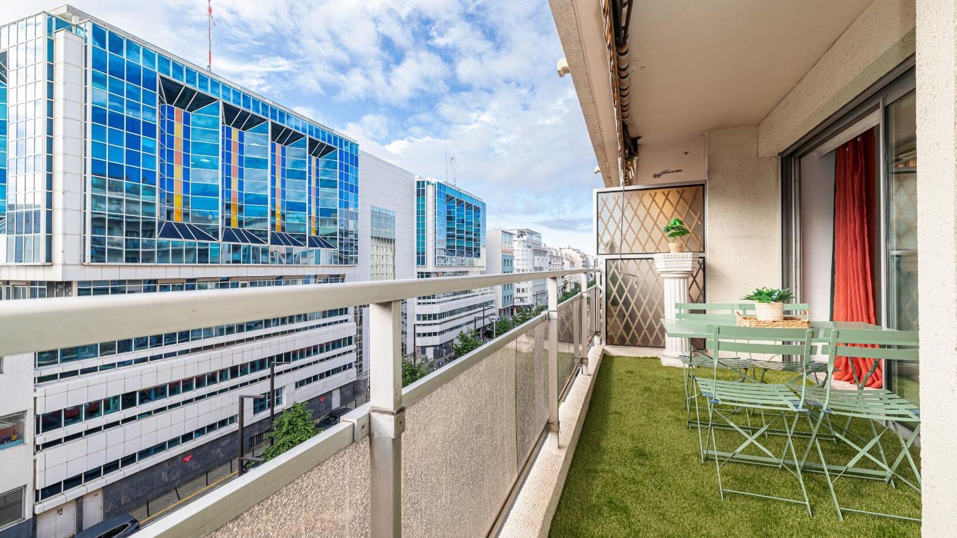 Large 2 Bdr Close To The Balcony & Garage Appartement