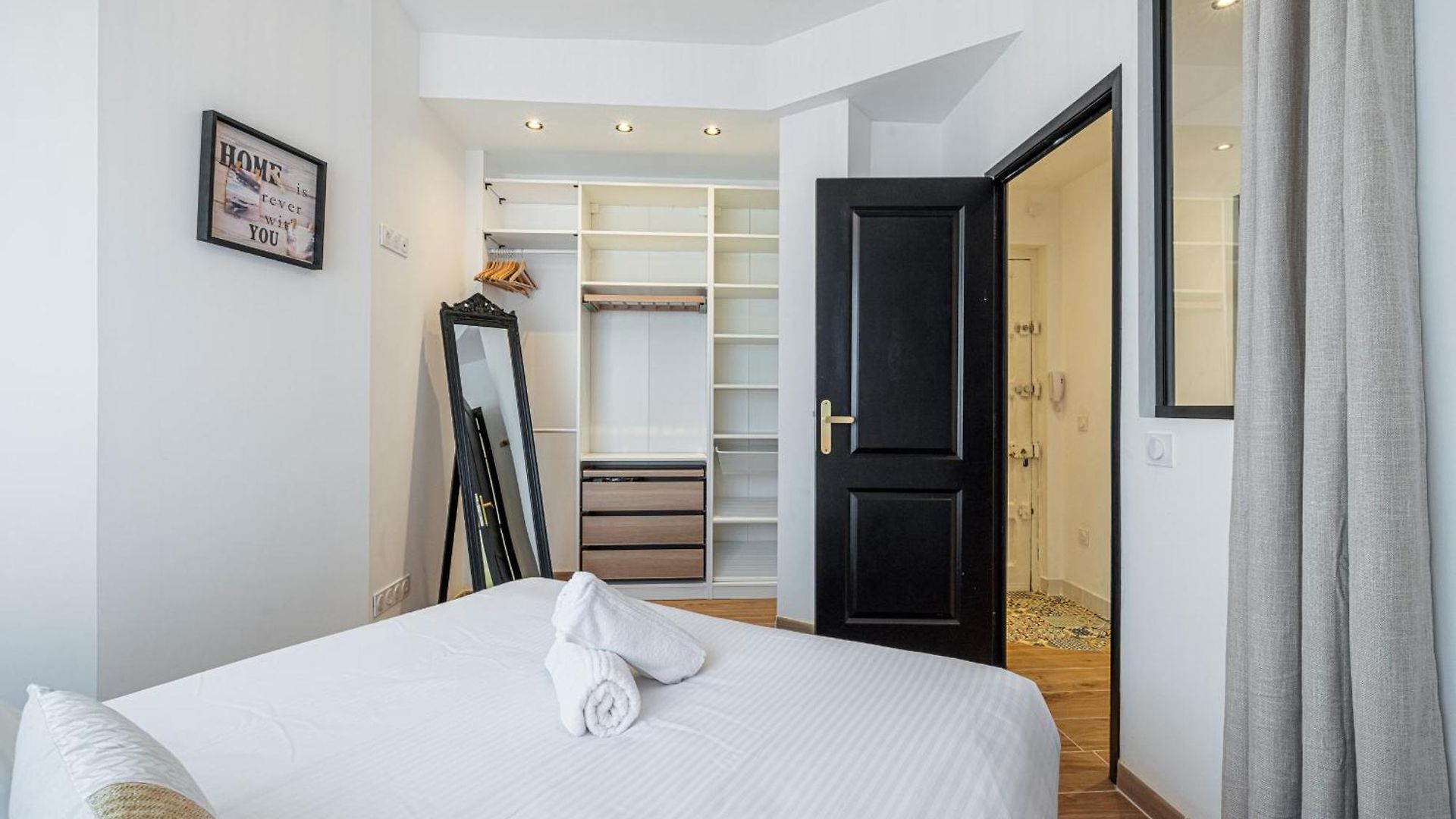 Large & Quiet 1 Bdr Downtown * Nice