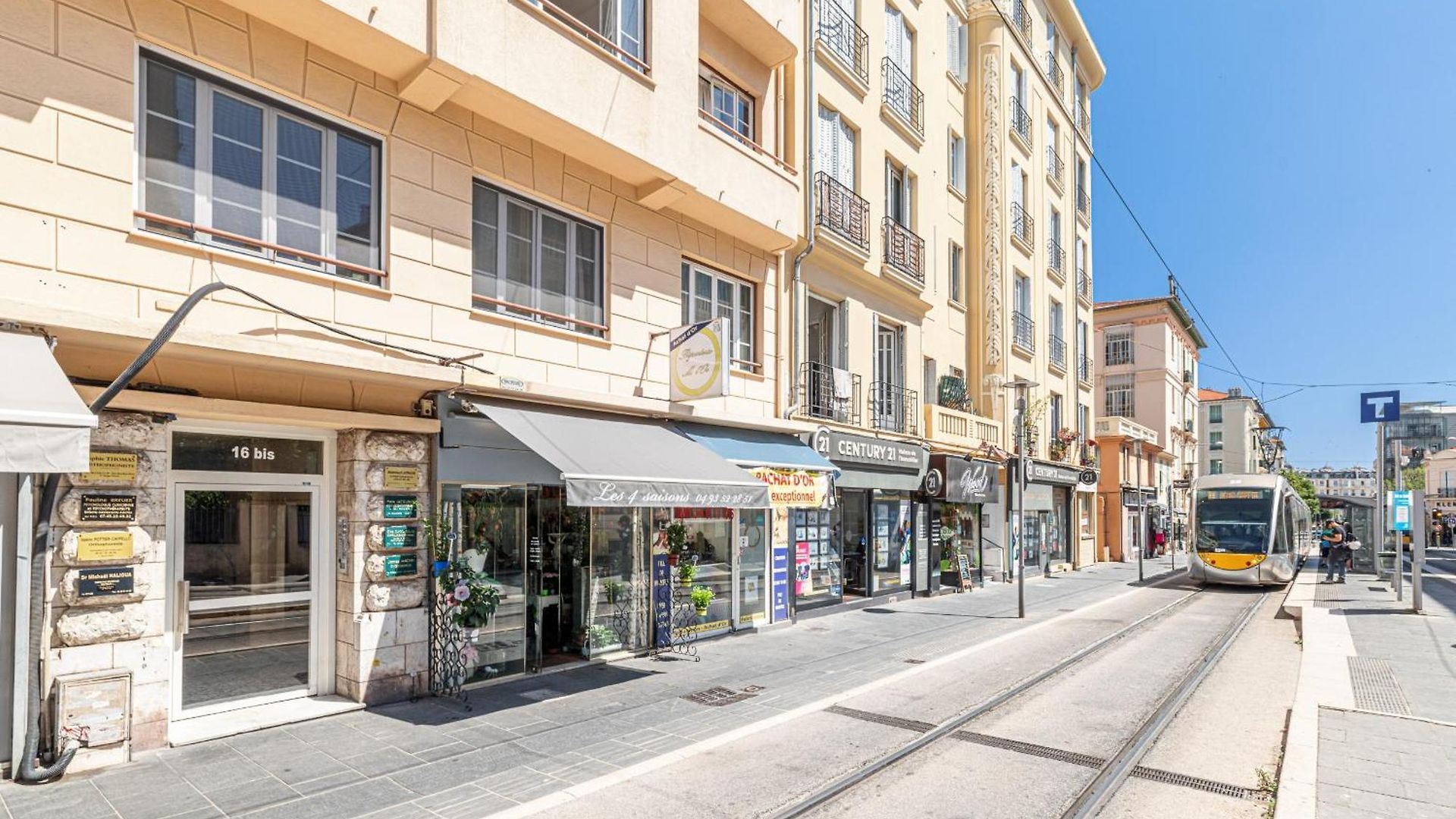 Large & Quiet 1 Bdr Downtown