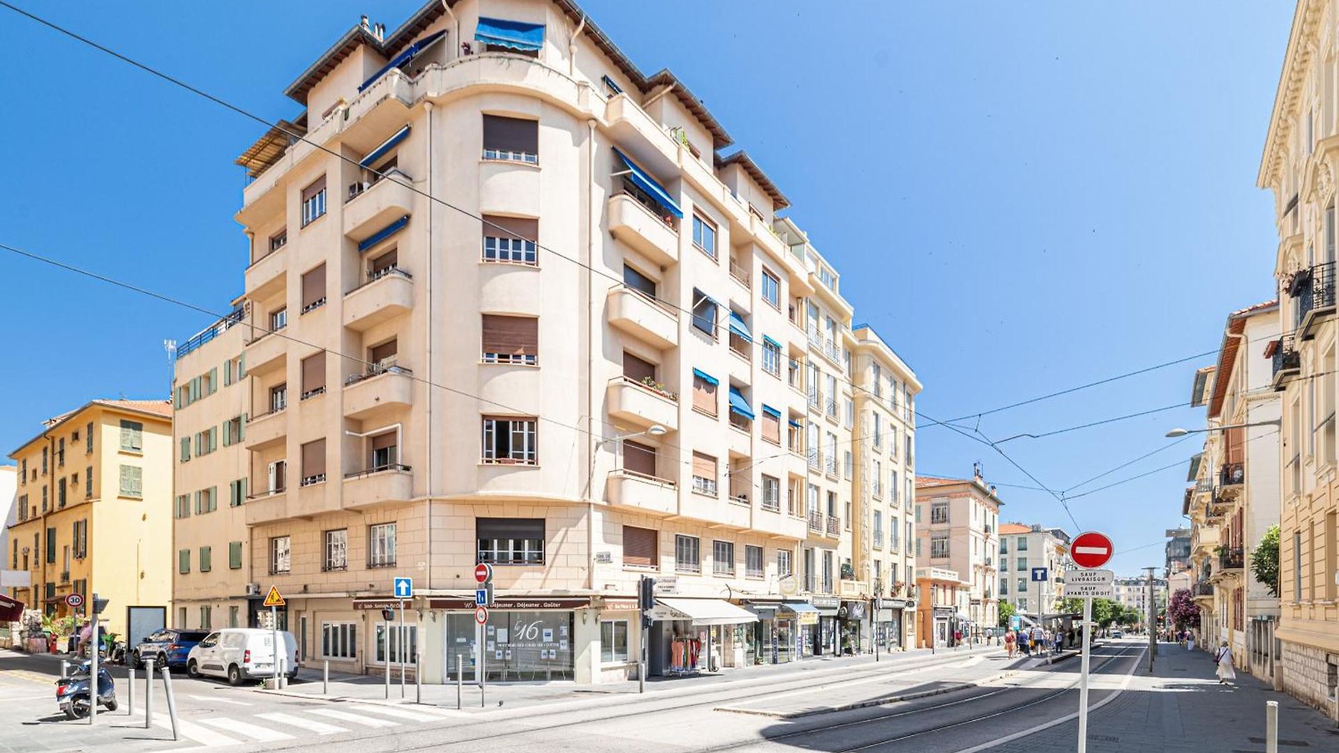 Large & Quiet 1 Bdr Downtown Apartment