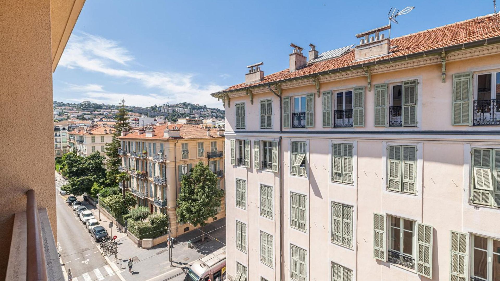 Large & Quiet 1 Bdr Downtown Nice
