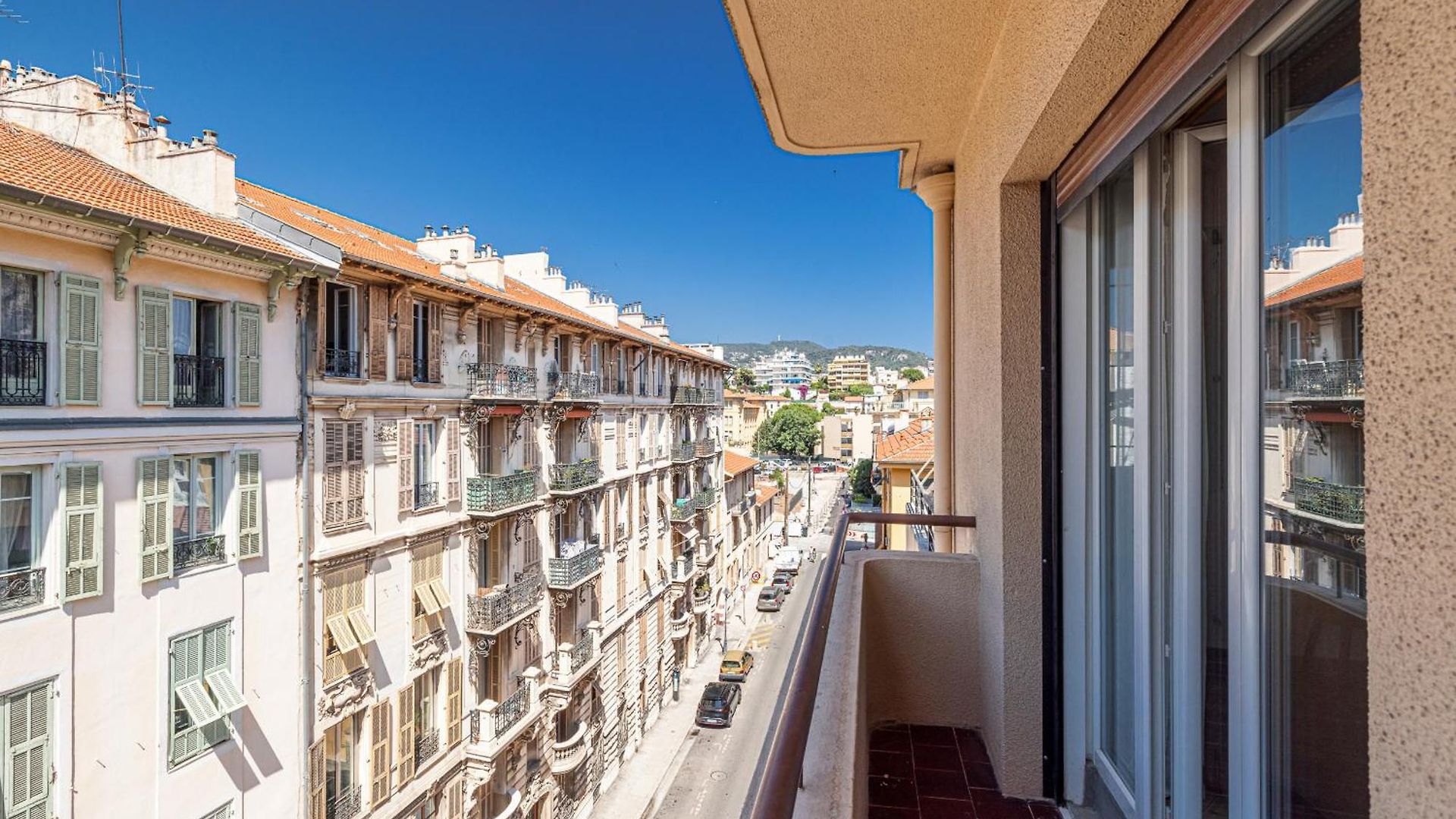 Large & Quiet 1 Bdr Downtown Apartment