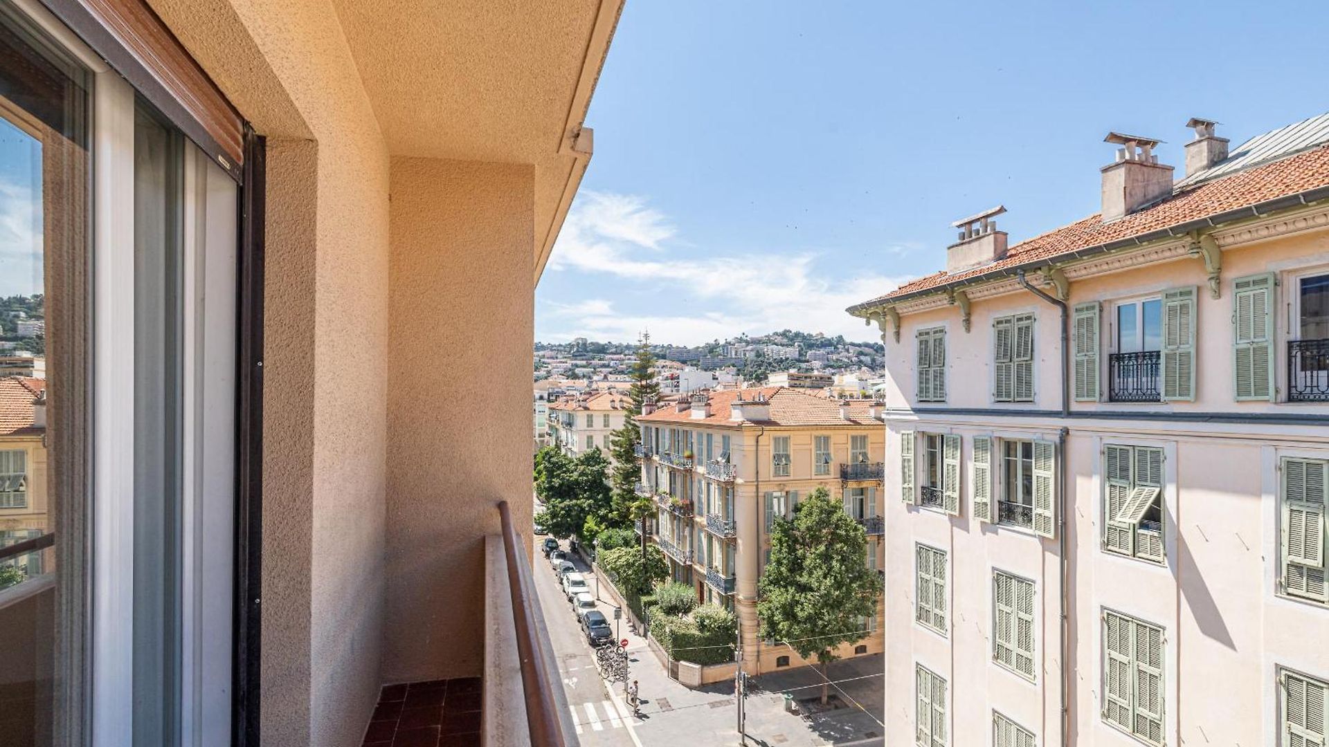 Large & Quiet 1 Bdr Downtown *
