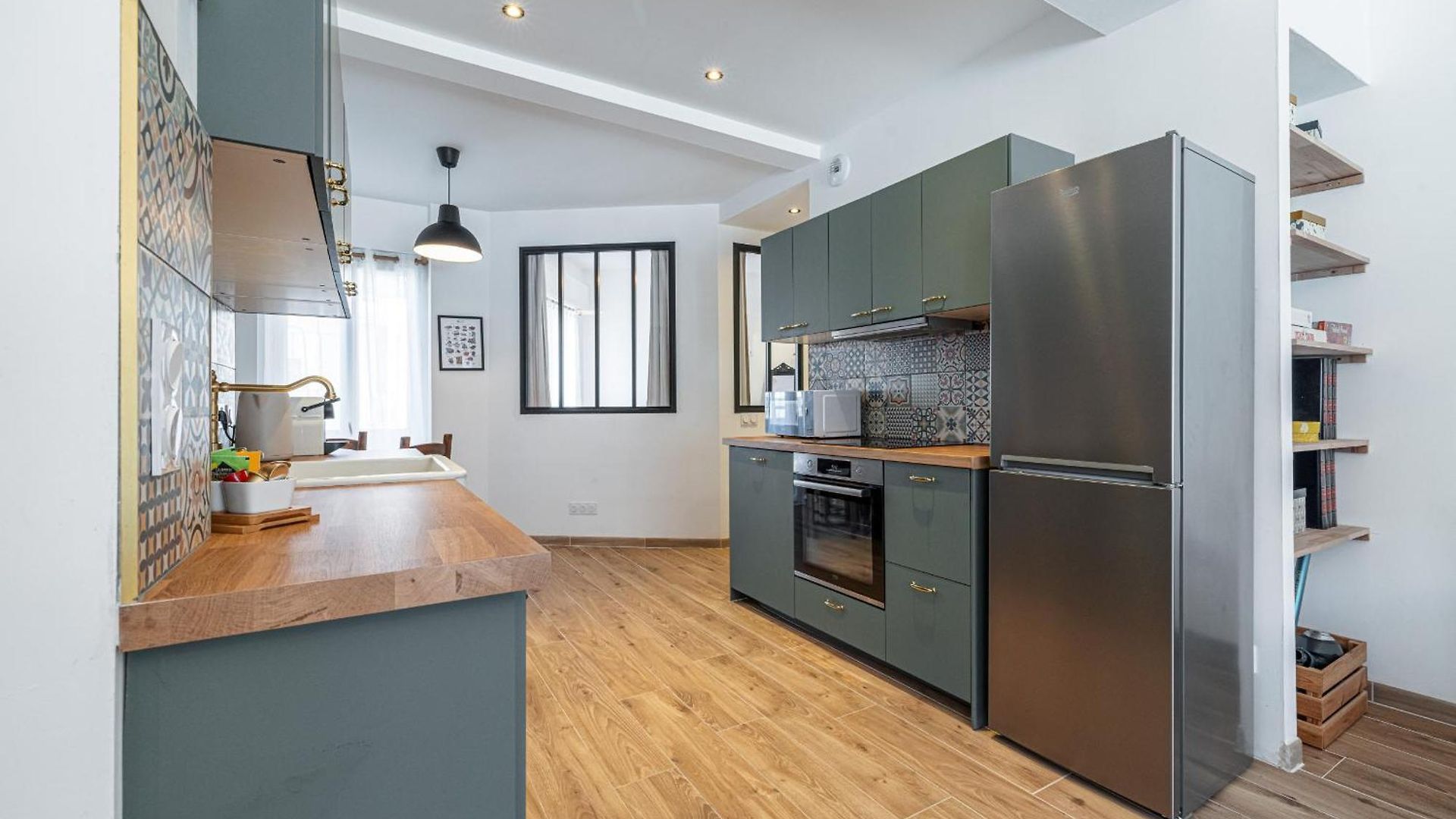 Large & Quiet 1 Bdr Downtown Apartment *