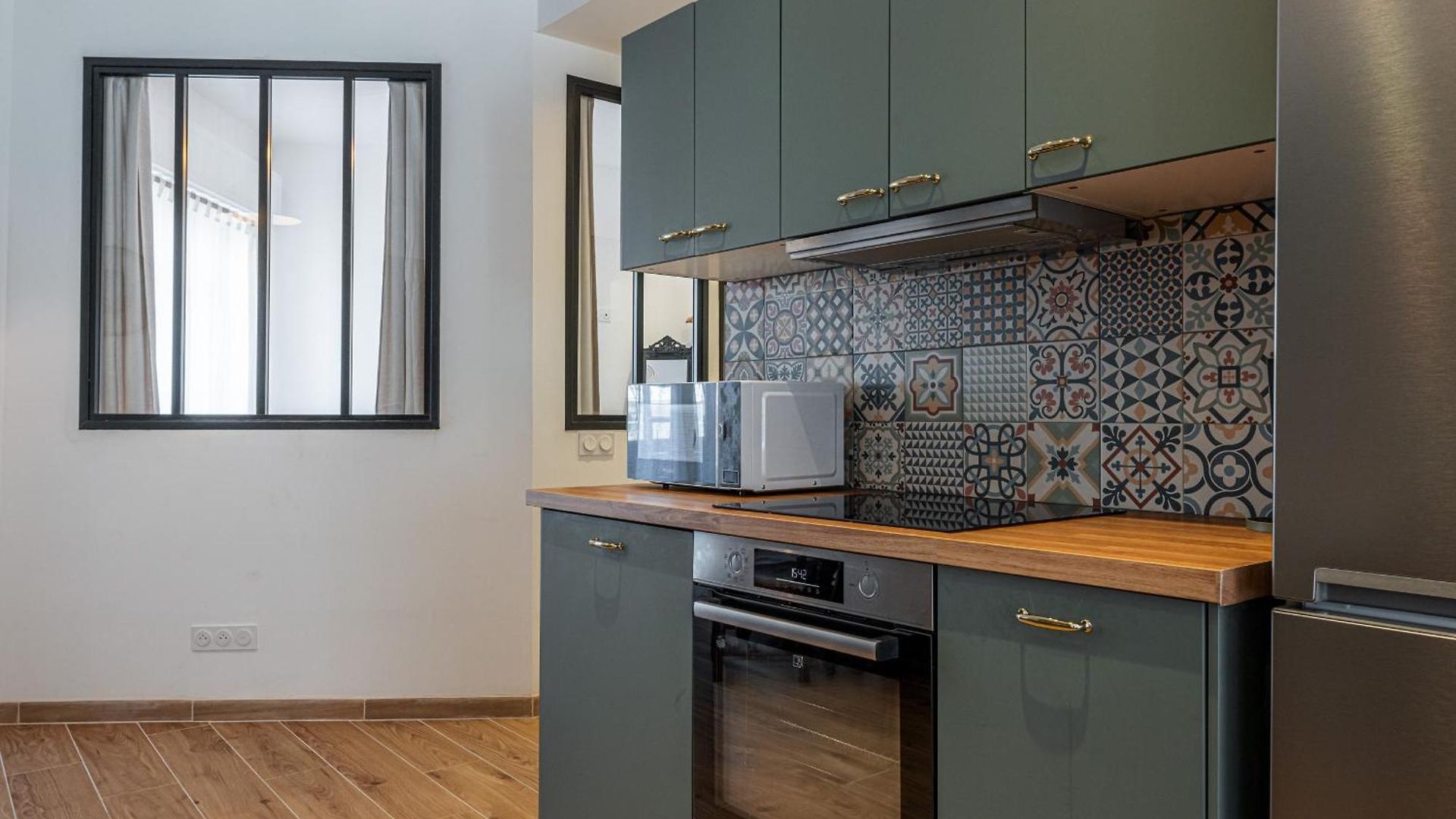 Large & Quiet 1 Bdr Downtown Apartment *