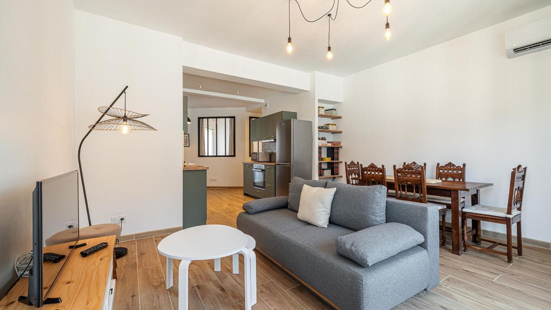 Large & Quiet 1 Bdr Downtown Apartment Nice