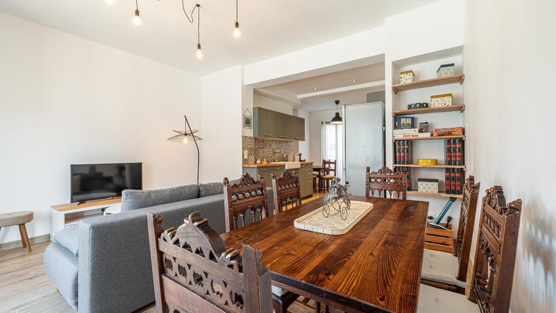 Large & Quiet 1 Bdr Downtown Apartment *