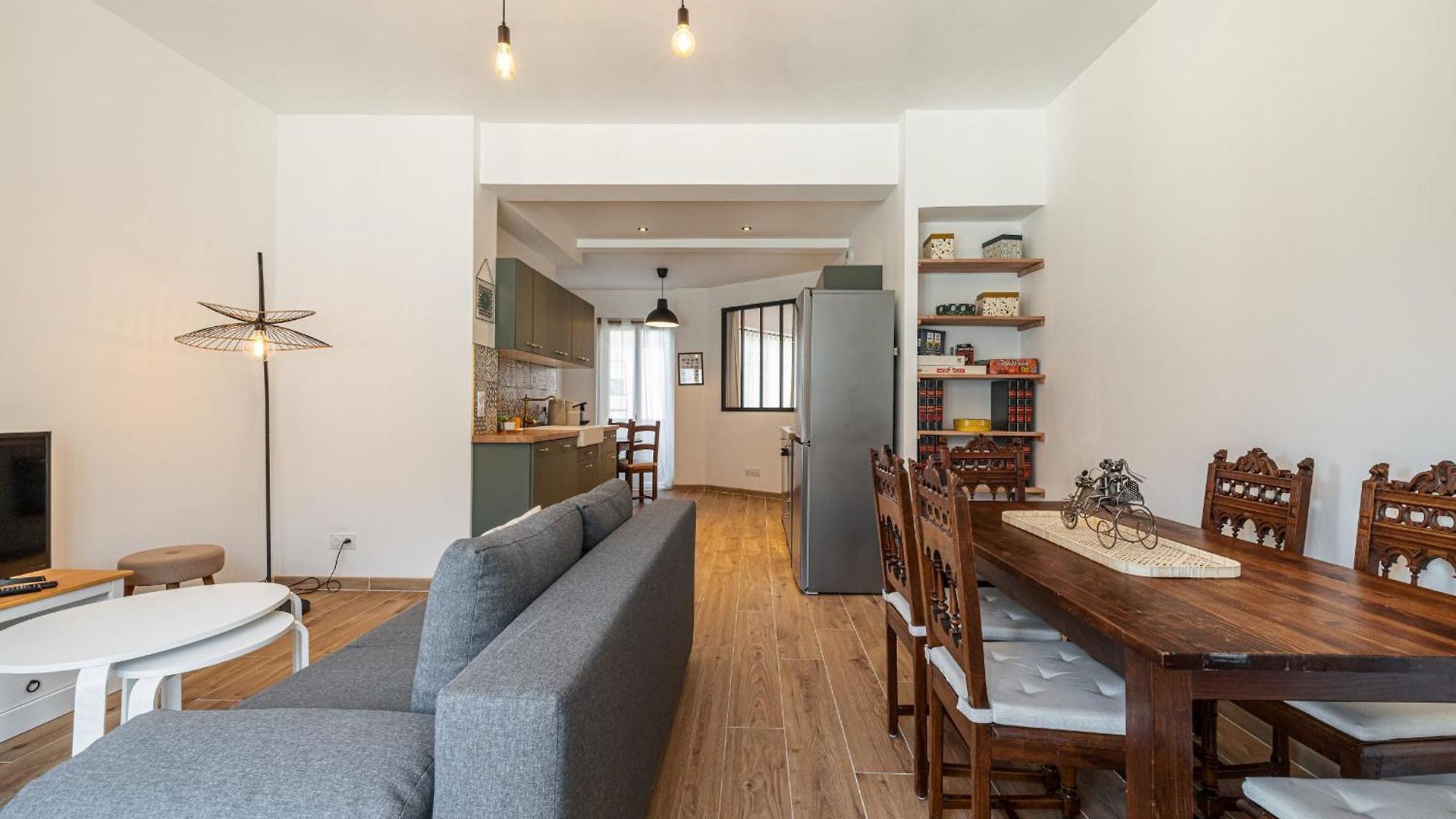 Large & Quiet 1 Bdr Downtown * Nice
