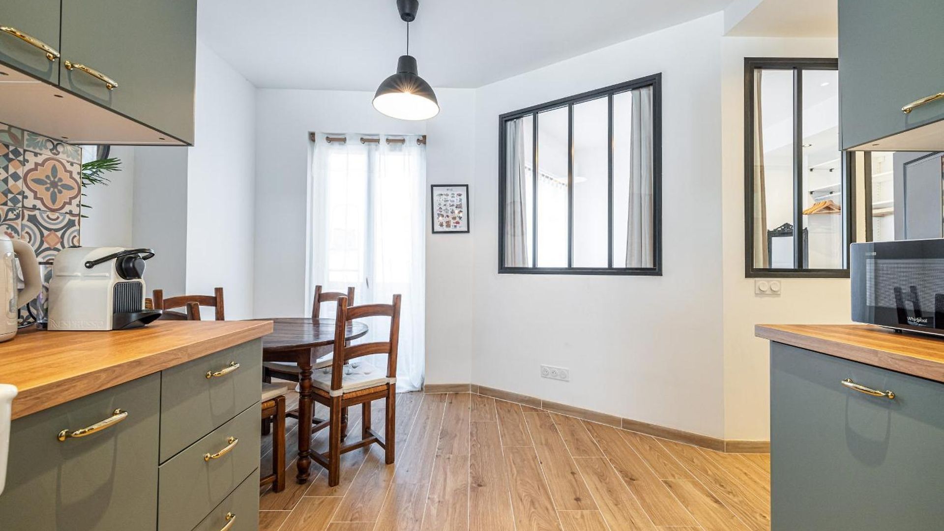 Large & Quiet 1 Bdr Downtown Apartment