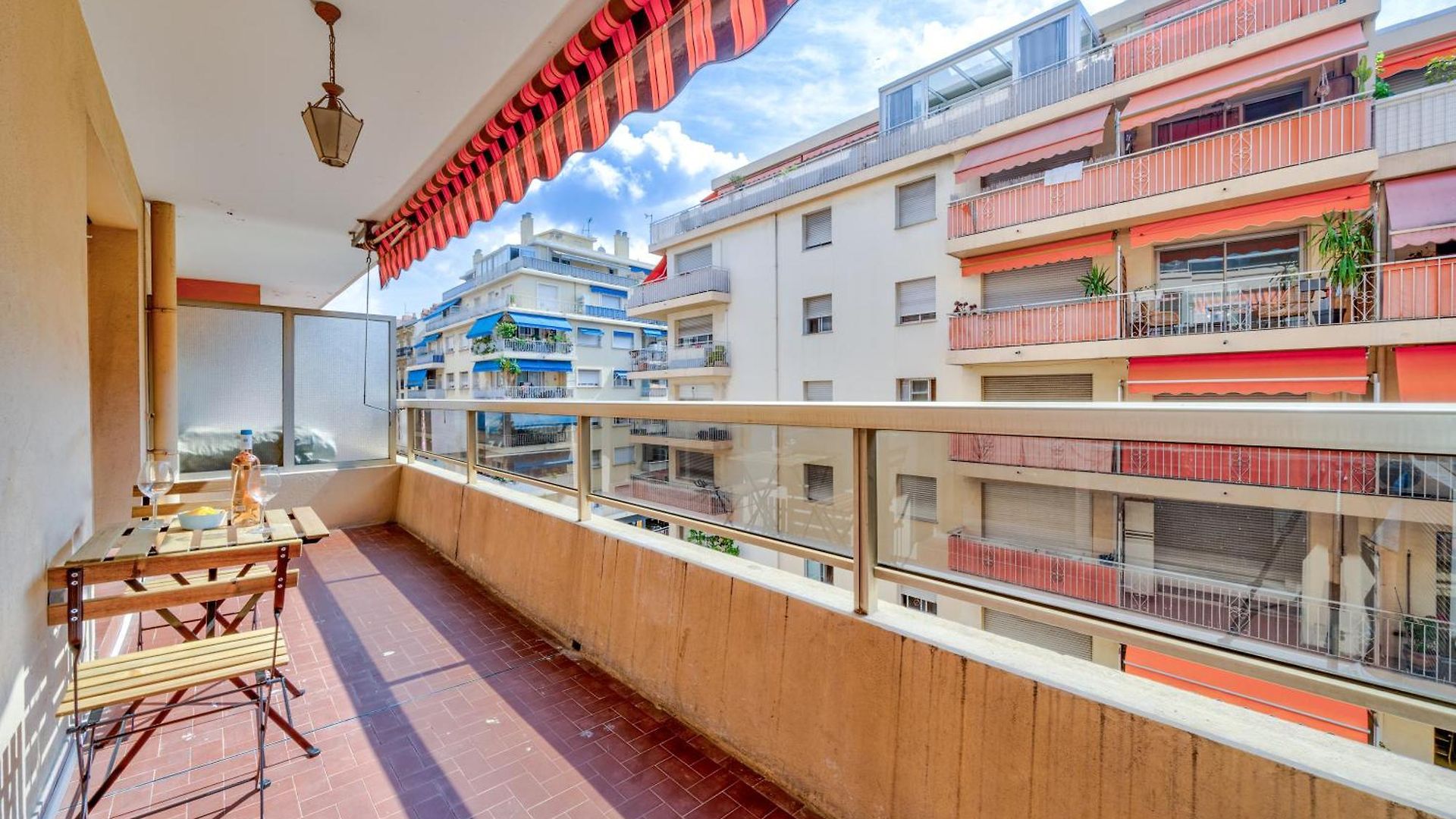 Near Old Town And Fully Renovated Apartment