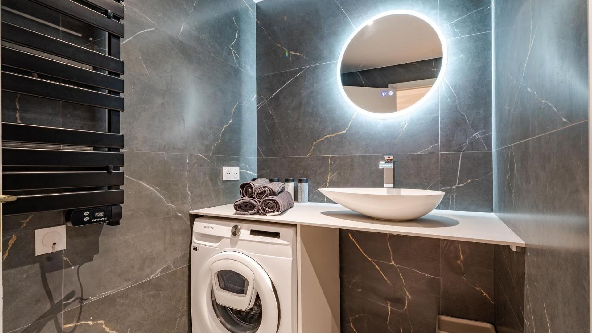 Near Old Town And Fully Renovated Apartment *
