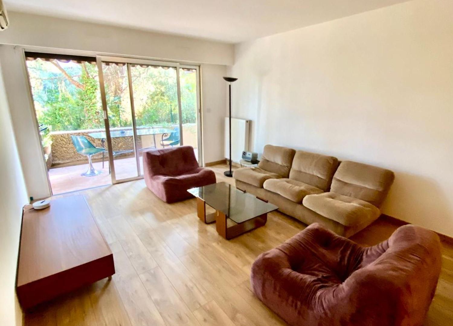 Appartement Superbe De 3p Pieces Dans Avec Piscine Et Climatisation