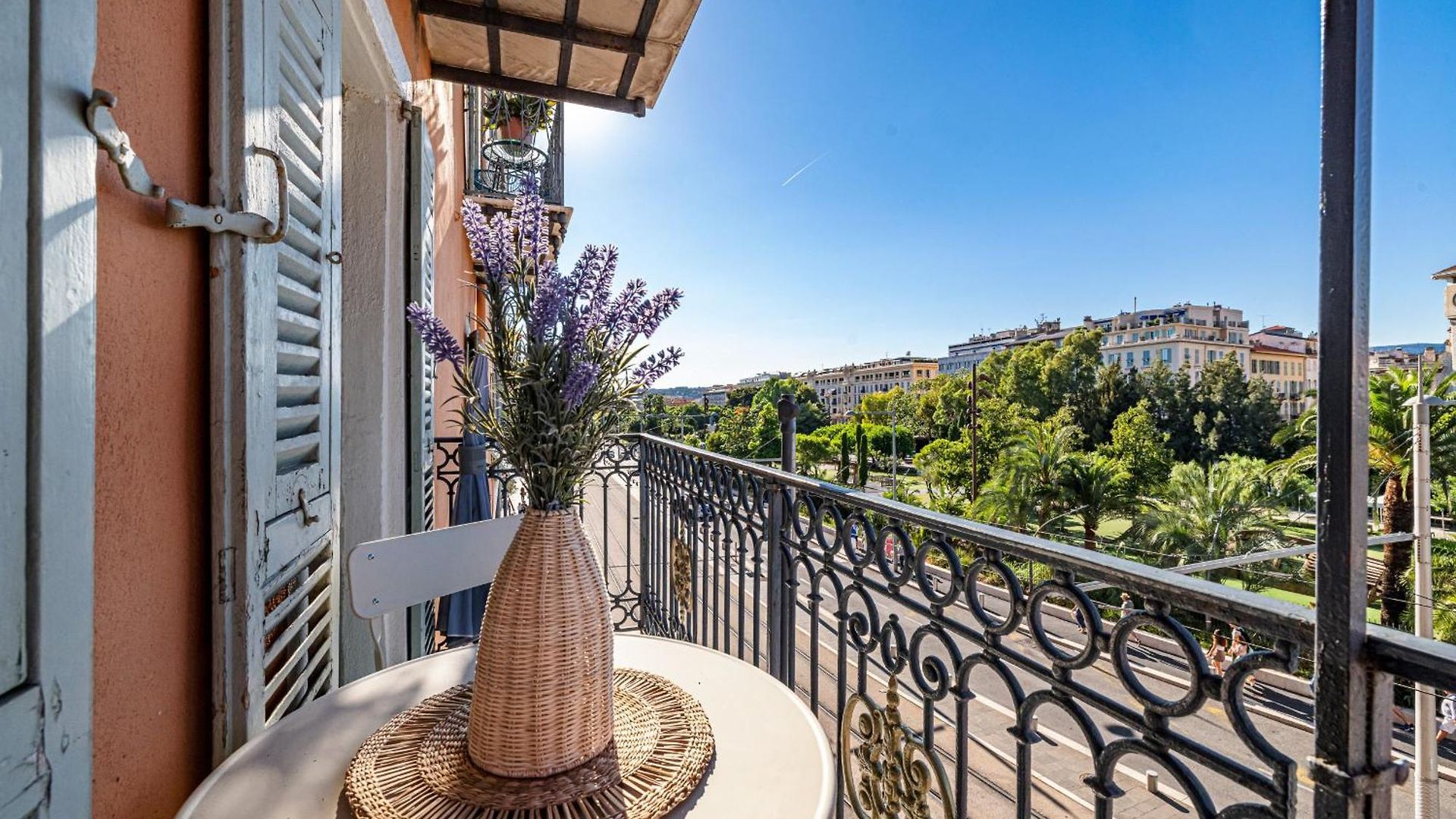 2 Bdr Panoramic View On Gardens
