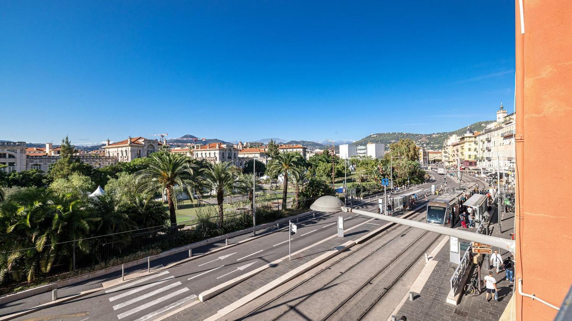 2 Bdr Panoramic View On Gardens *