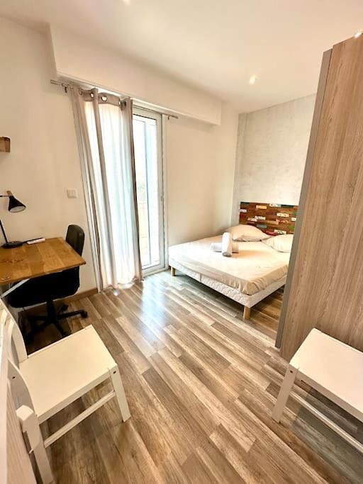 Avec 4 Doubles - Proche De La Mer, Des Transports Et De La Promenade Des Appartement