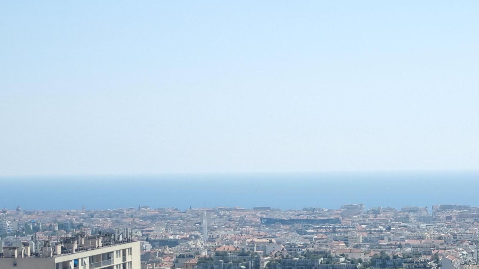 Privative Rénové 2024, Climatisation, Tramway Sur Place , 12 Min Centre, 16 Min Plage, Aperçu Latéral Mer, 2 Wc Avec 2 Salle De Bain, Private Renovated 2024, Air-conditioned , Tram On Spot, 2 Toilets&2 Bathrooms Couette-café Nice
