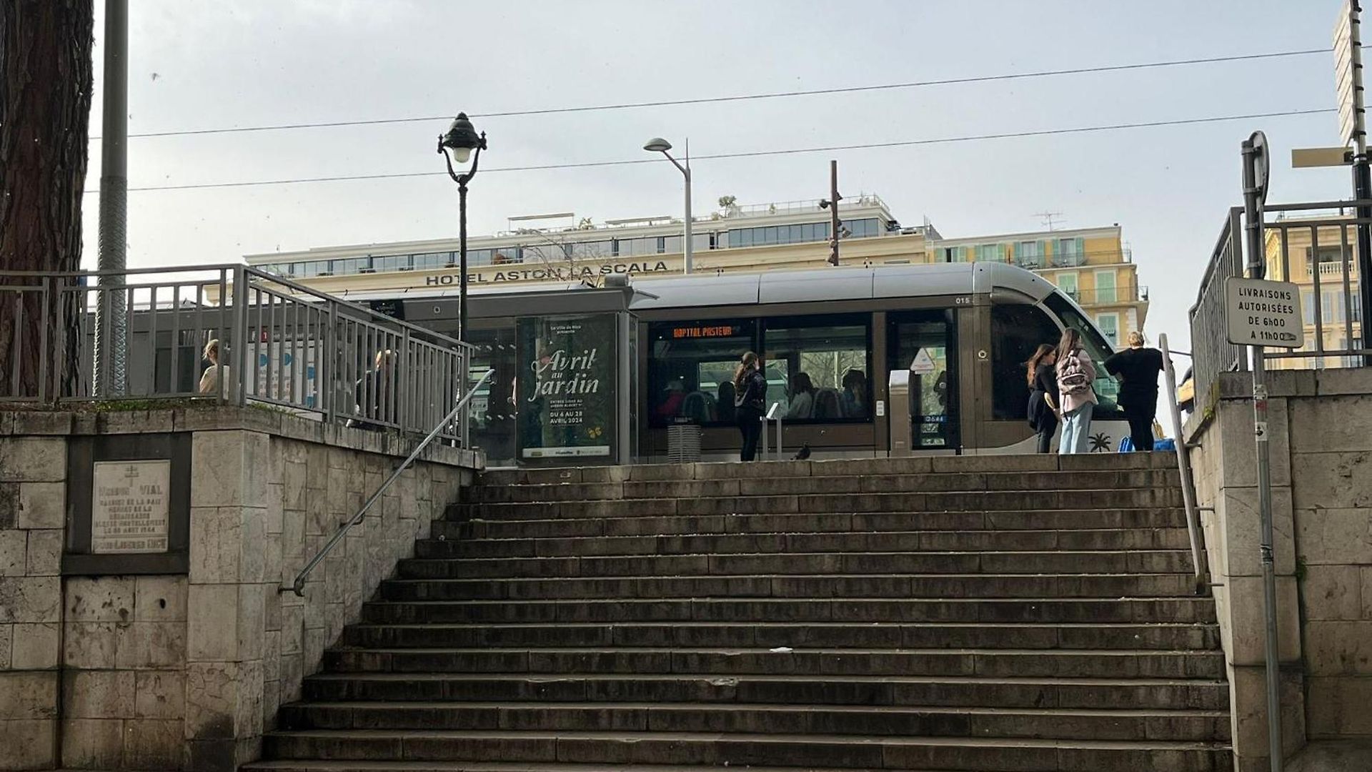 Studette En Plein Cœur Du Vieux