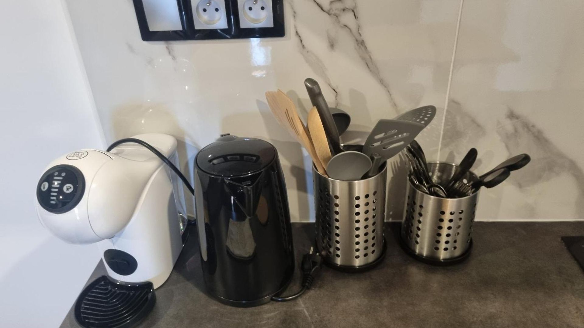 Appartement F3 ,appartement Climatisé Neuf, Magnifique Vue Sur Et Aéroport, Proche Tram Et Gare Sncf 1 Min,aéroport 3 Minutes, 3 Rooms, New Ac Apartment, Magnificent Sea&airport Views, Close To Tram&sncf Train Station 1 Min, Airport 3 Min