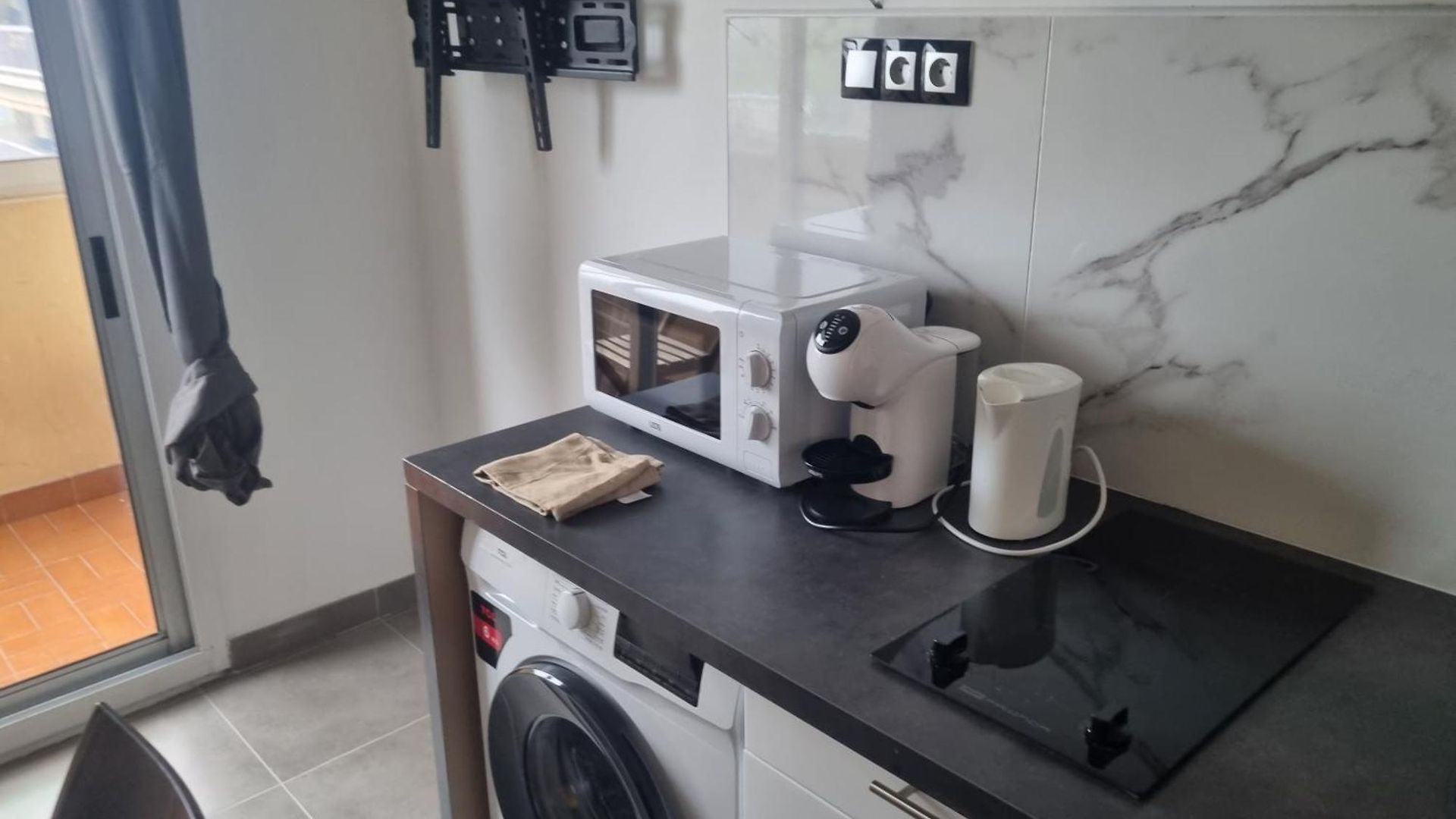 Appartement F3 ,appartement Climatisé Neuf, Magnifique Vue Sur Et Aéroport, Proche Tram Et Gare Sncf 1 Min,aéroport 3 Minutes, 3 Rooms, New Ac Apartment, Magnificent Sea&airport Views, Close To Tram&sncf Train Station 1 Min, Airport 3 Min Nice