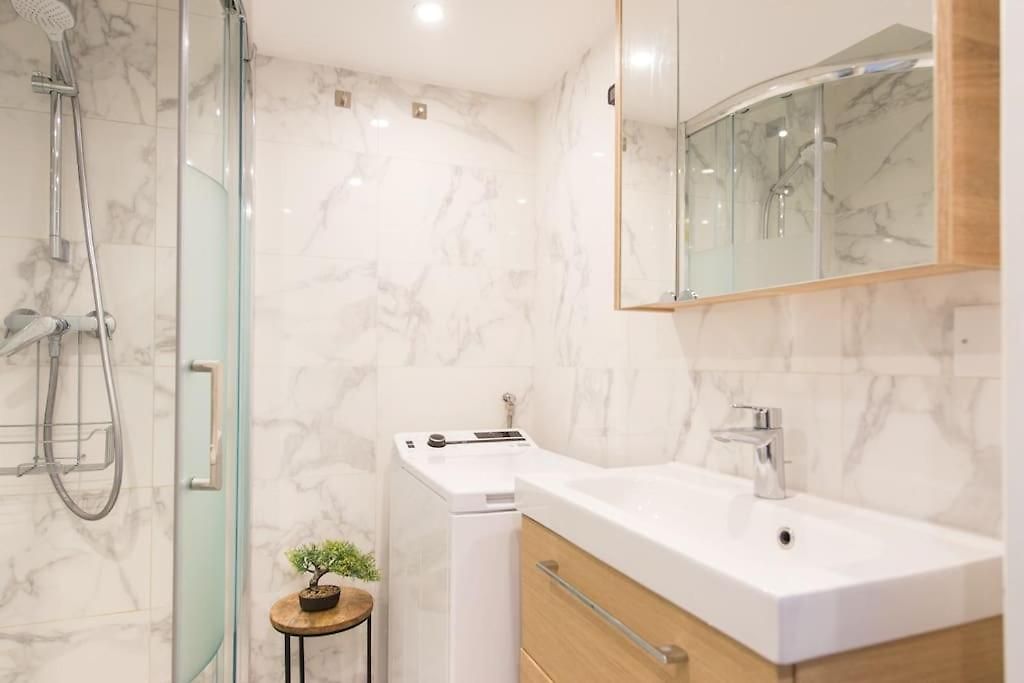 - - Superbe Avec Balcon - Centre - - Appartement
