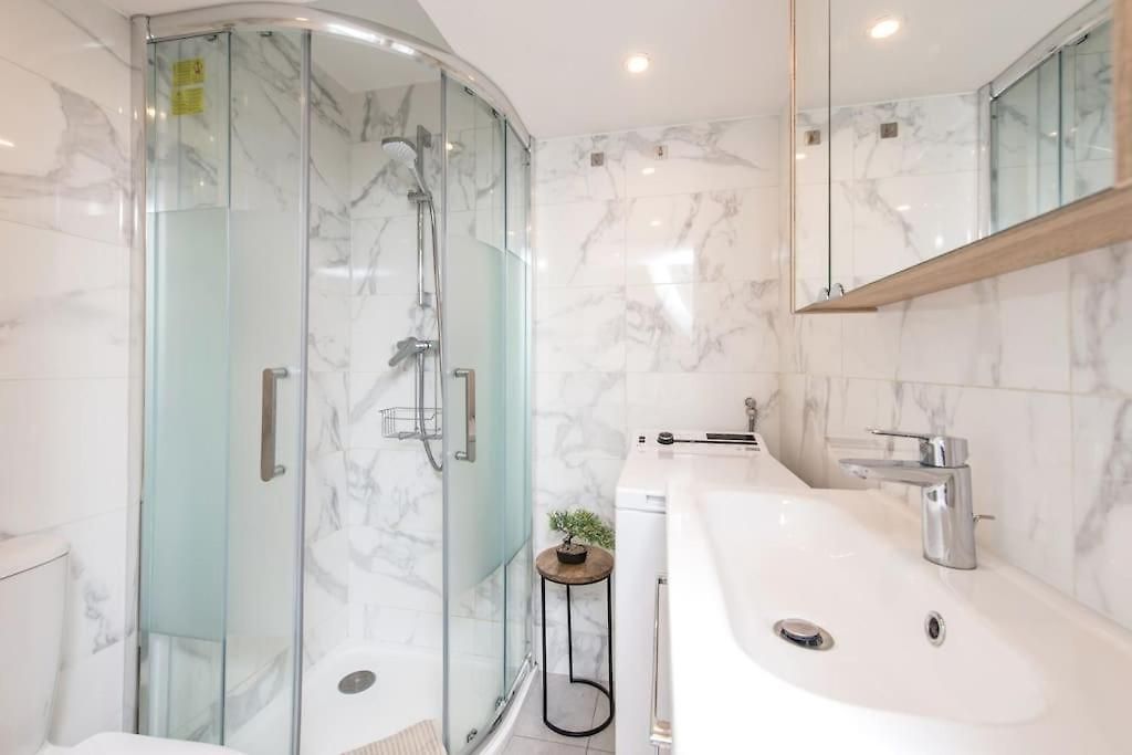- - Superbe Avec Balcon - Centre - - Appartement *