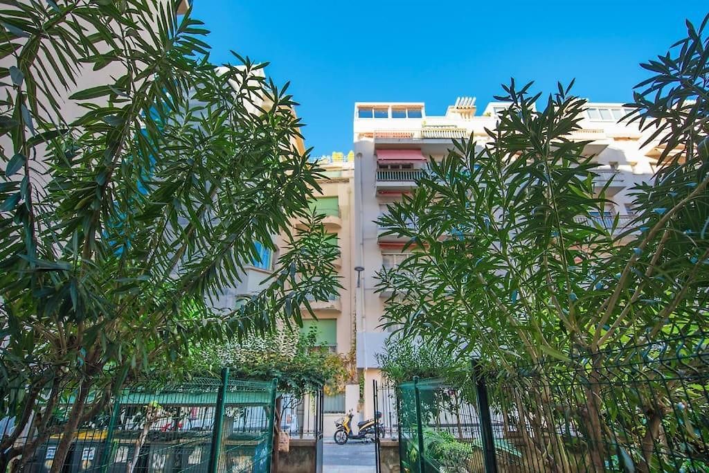 - - Superbe Avec Balcon - Centre - - Appartement