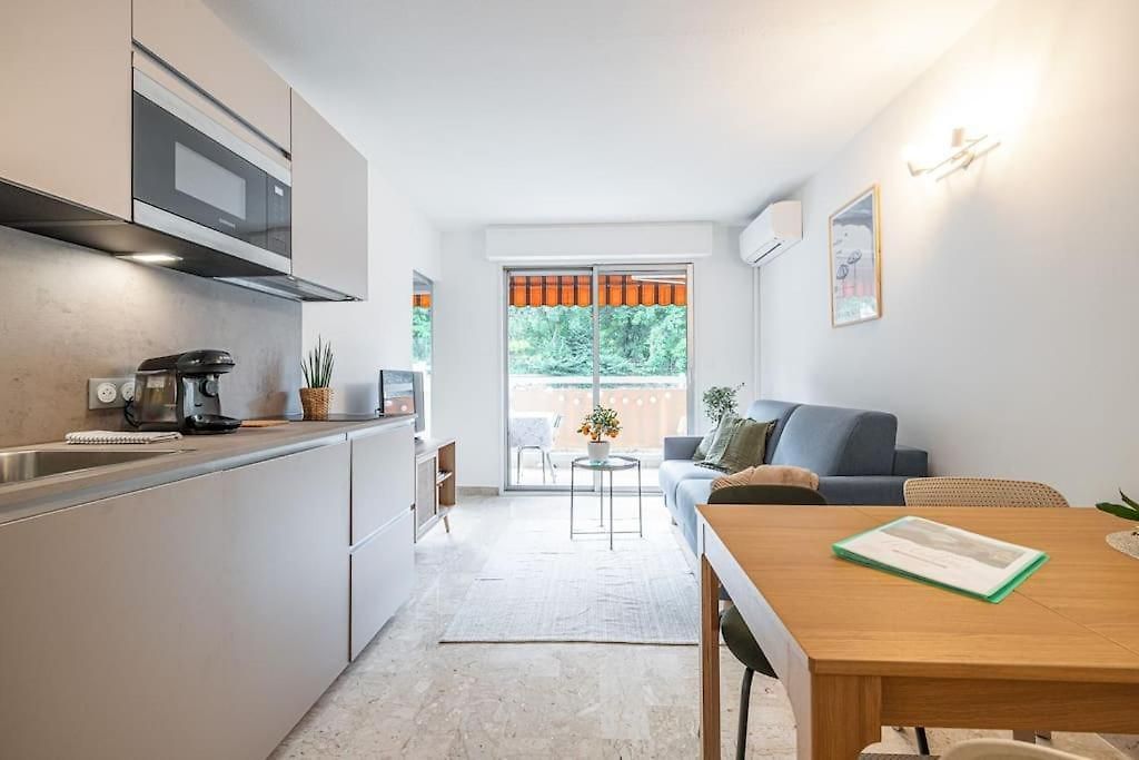 Appartement 2p Rénové Avec Terrasse Au Port De Nice