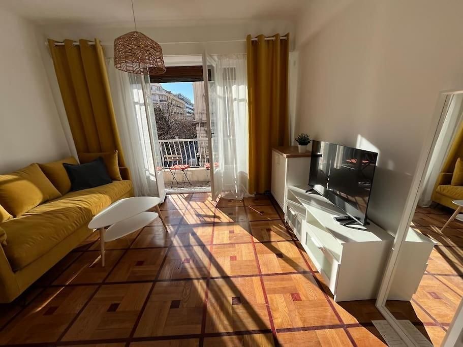 Sunny Gambetta With 3 Air Conditionings Nice