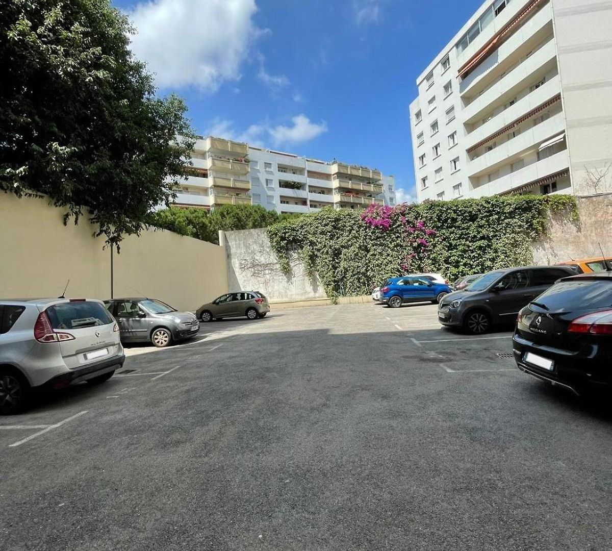 Grand Climatisé Avec Parking *