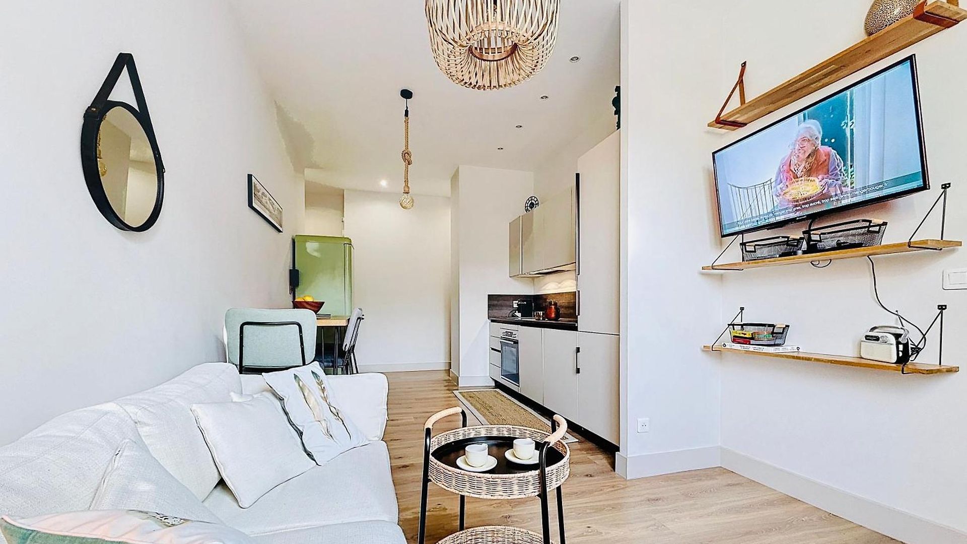Charming 2-bedroom Retreat Near Center With Excellent Transport Links * Nice