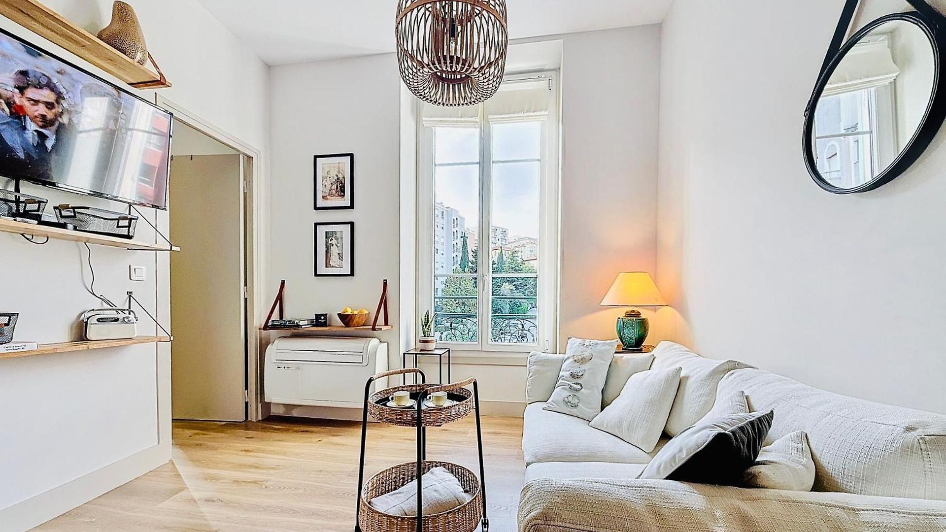 Charming 2-bedroom Retreat Near Center With Excellent Transport Links Apartment