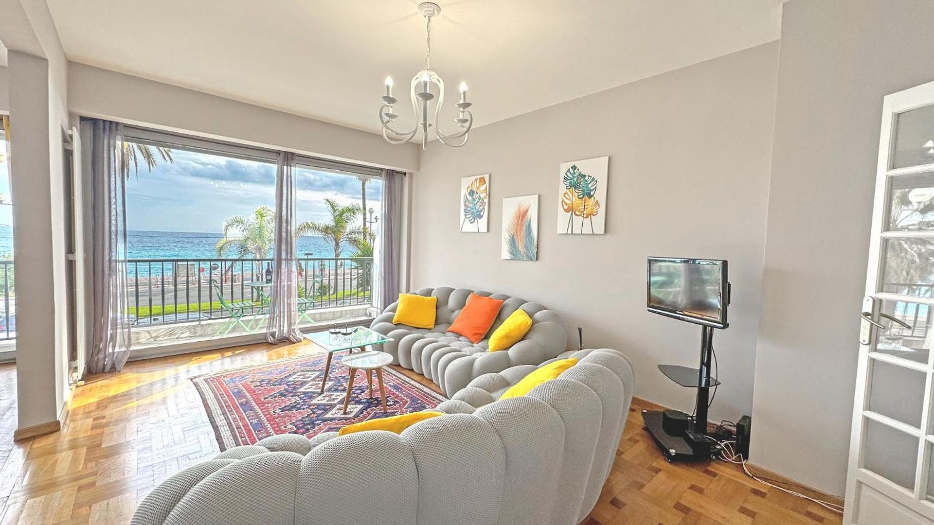 Cosy Cariatides Promenade